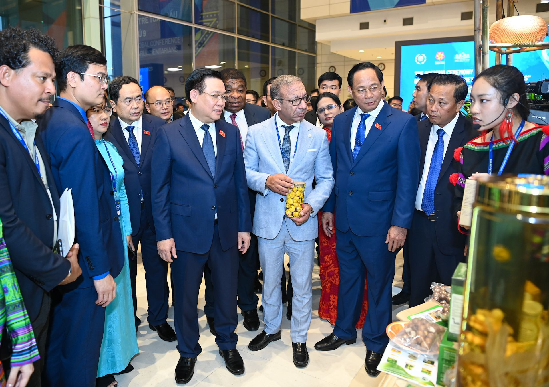 Chủ tịch Quốc hội Vương Đình Huệ và các đại biểu tham quan gian trưng bày các sản phẩm OCOP.