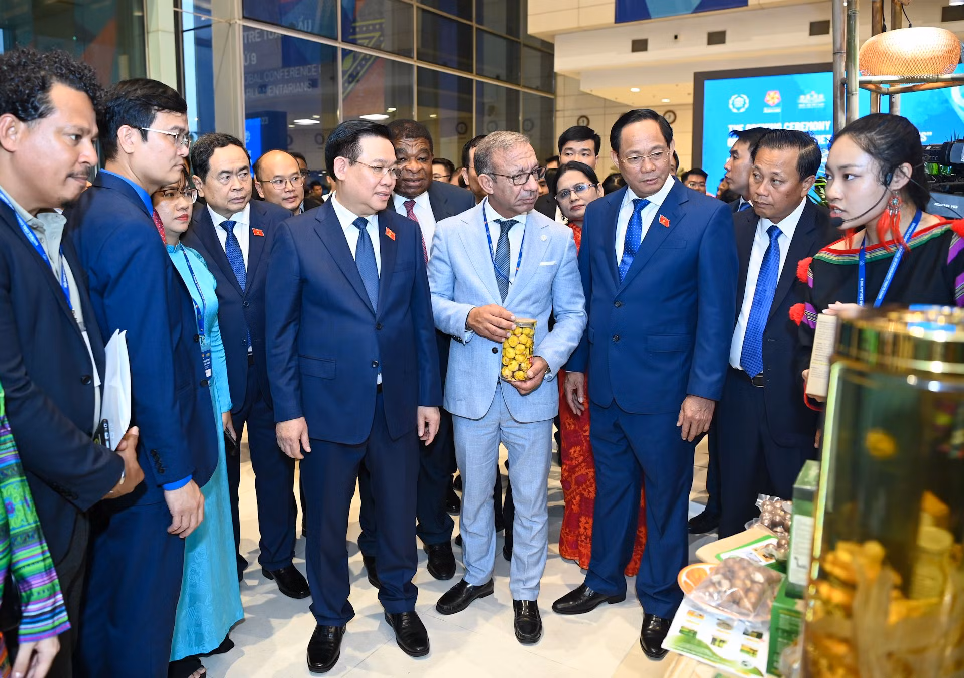 Chủ tịch Quốc hội Vương Đình Huệ và các đại biểu tham quan gian trưng bày các sản phẩm OCOP.