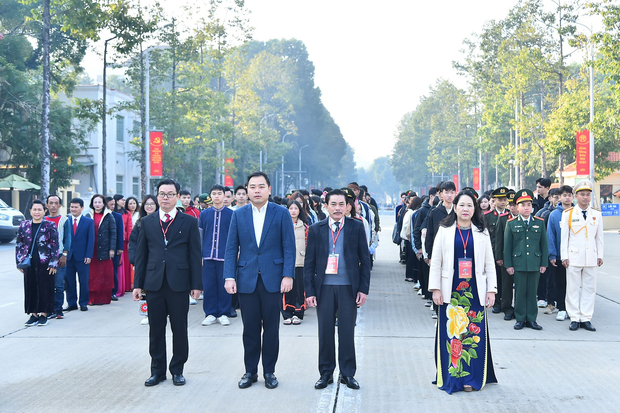 Đoàn học sinh, sinh viên, thanh niên dân tộc thiểu số xuất sắc, tiêu biểu do đồng chí Nông Thị Hà, Thứ trưởng, Phó Chủ nhiệm Ủy ban Dân tộc và đồng chí Lê Công Bình, Trưởng Ban Tổ chức Lễ Tuyên dương học sinh, sinh viên, thanh niên dân tộc thiểu số xuất sắc, tiêu biểu năm 2023, Tổng Biên tập Báo Dân tộc và Phát triển làm trưởng đoàn vào dự lễ báo công dâng Bác và vào Lăng viếng Chủ tịch Hồ Chí Minh. Đoàn học sinh, sinh viên, thanh niên dân tộc thiểu số xuất sắc, tiêu biểu do đồng chí Nông Thị Hà, Thứ trưởng, Phó Chủ nhiệm Ủy ban Dân tộc và đồng chí Lê Công Bình, Trưởng Ban Tổ chức Lễ Tuyên dương học sinh, sinh viên, thanh niên dân tộc thiểu số xuất sắc, tiêu biểu năm 2023, Tổng Biên tập Báo Dân tộc và Phát triển làm trưởng đoàn vào dự lễ báo công dâng Bác và vào Lăng viếng Chủ tịch Hồ Chí Minh.