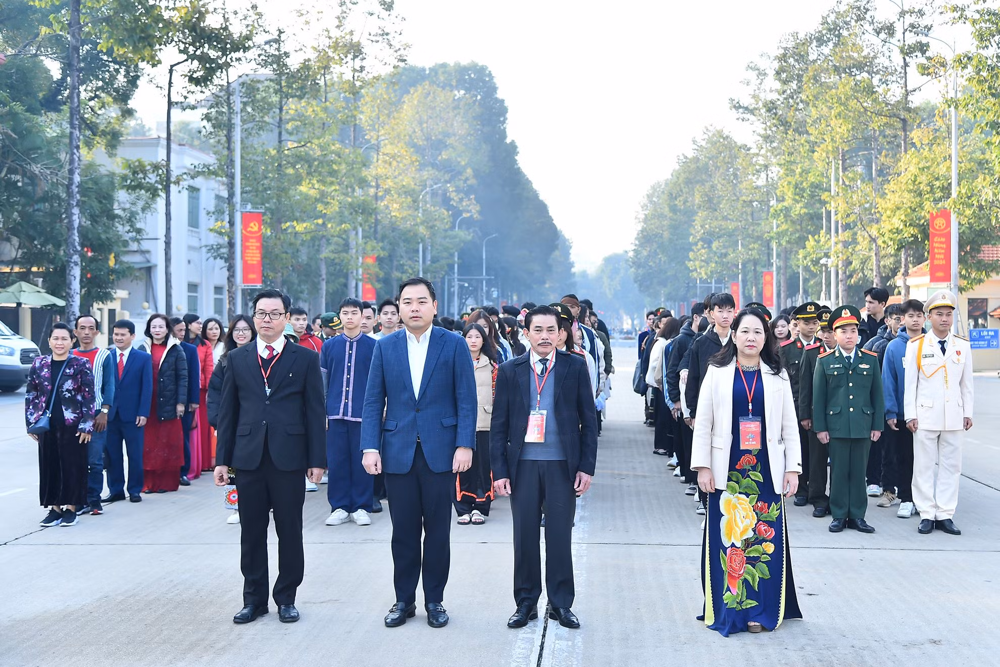 Đoàn học sinh, sinh viên, thanh niên dân tộc thiểu số xuất sắc, tiêu biểu do đồng chí Nông Thị Hà, Thứ trưởng, Phó Chủ nhiệm Ủy ban Dân tộc và đồng chí Lê Công Bình, Trưởng Ban Tổ chức Lễ Tuyên dương học sinh, sinh viên, thanh niên dân tộc thiểu số xuất sắc, tiêu biểu năm 2023, Tổng Biên tập Báo Dân tộc và Phát triển làm trưởng đoàn vào dự lễ báo công dâng Bác và vào Lăng viếng Chủ tịch Hồ Chí Minh.