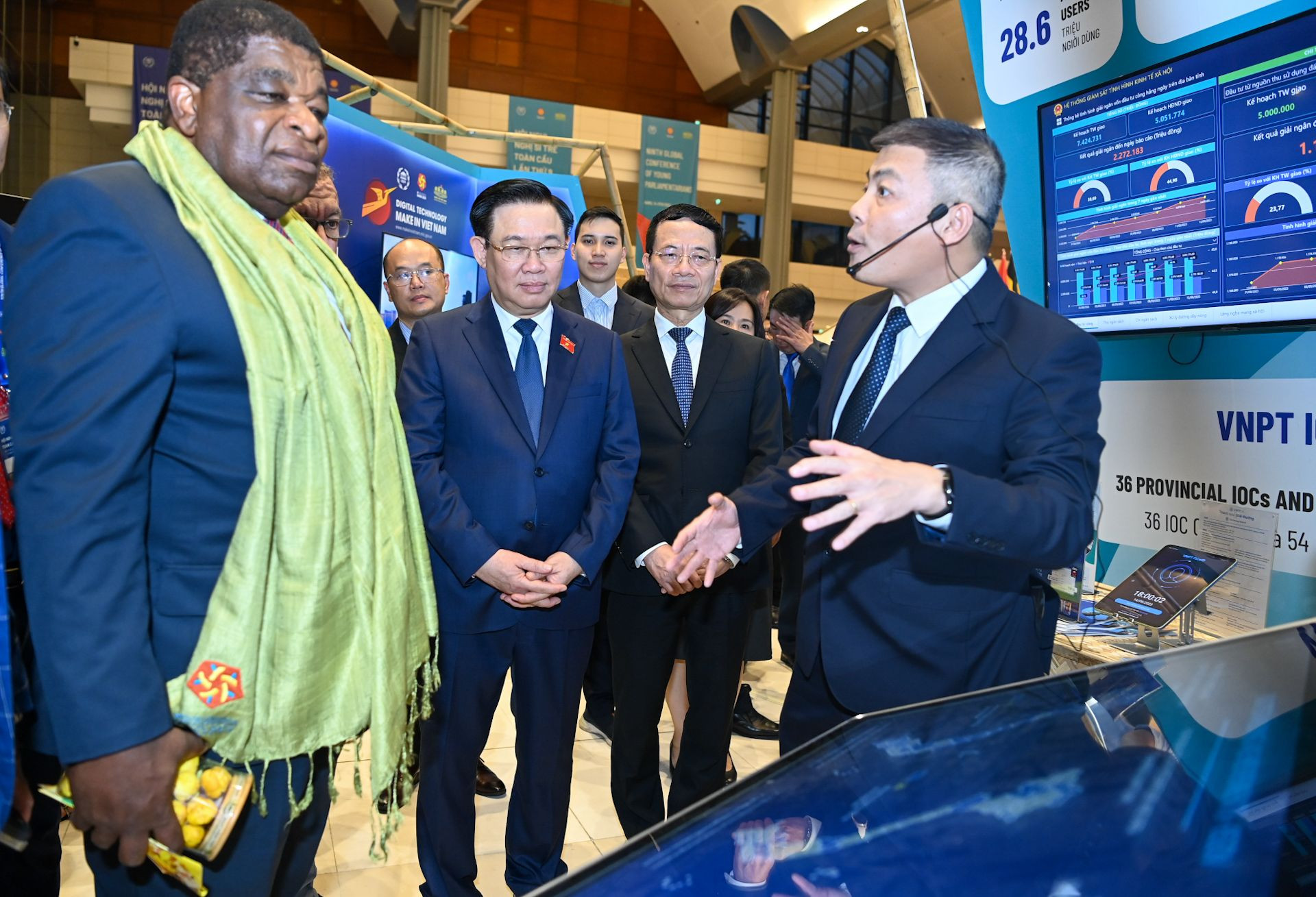 Nhân viên Tập đoàn VNPT giới thiệu các sản phẩm công nghệ cho Chủ tịch Quốc hội và các đại biểu.