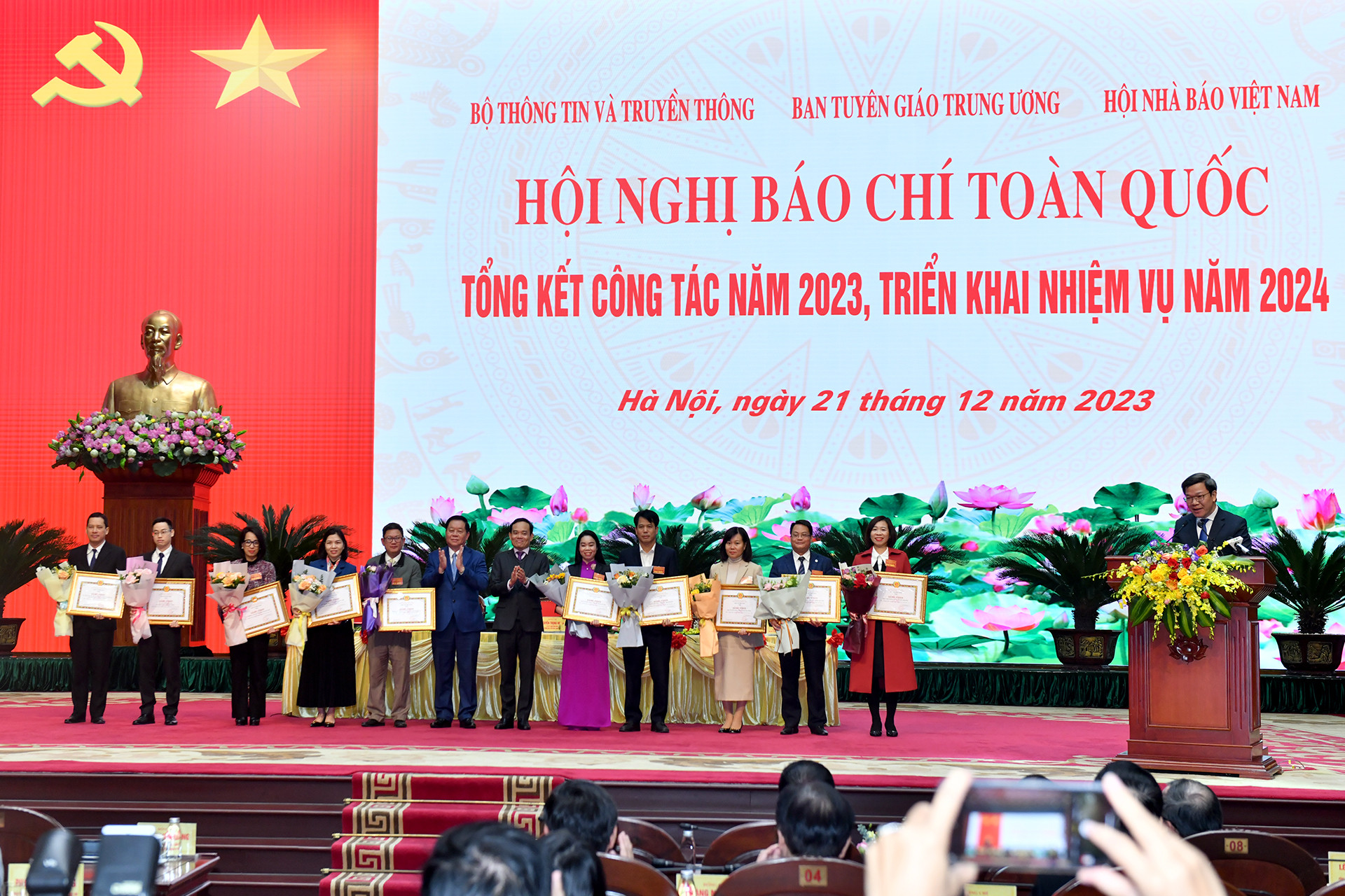 Các tập thể có thành tích xuất sắc trong thông tin, tuyên truyền thực hiện nhiệm vụ chính trị năm 2023 nhận Bằng khen của Ban Tuyên giáo Trung ương. Các tập thể có thành tích xuất sắc trong thông tin, tuyên truyền thực hiện nhiệm vụ chính trị năm 2023 nhận Bằng khen của Ban Tuyên giáo Trung ương.