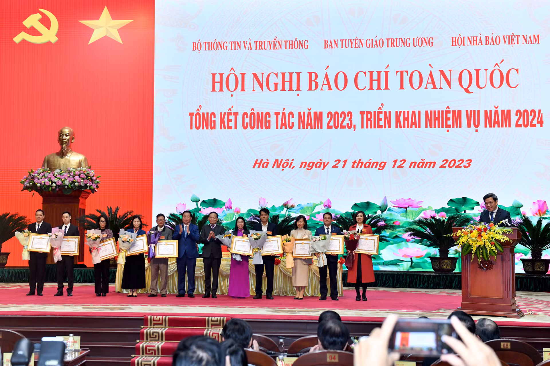 Các tập thể có thành tích xuất sắc trong thông tin, tuyên truyền thực hiện nhiệm vụ chính trị năm 2023 nhận Bằng khen của Ban Tuyên giáo Trung ương.