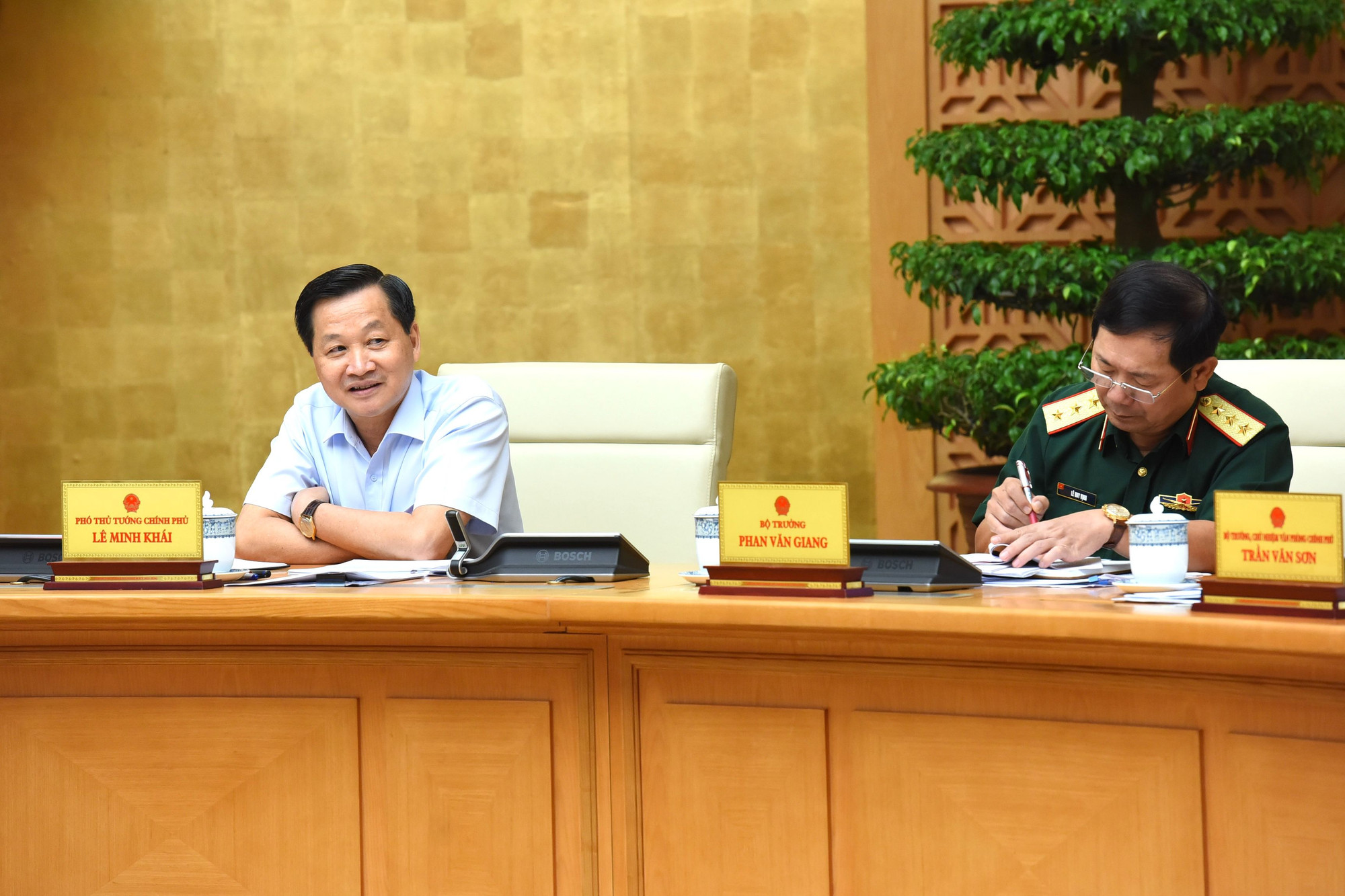 Phó Thủ tướng Lê Minh Khái phát biểu. Phó Thủ tướng Lê Minh Khái phát biểu.