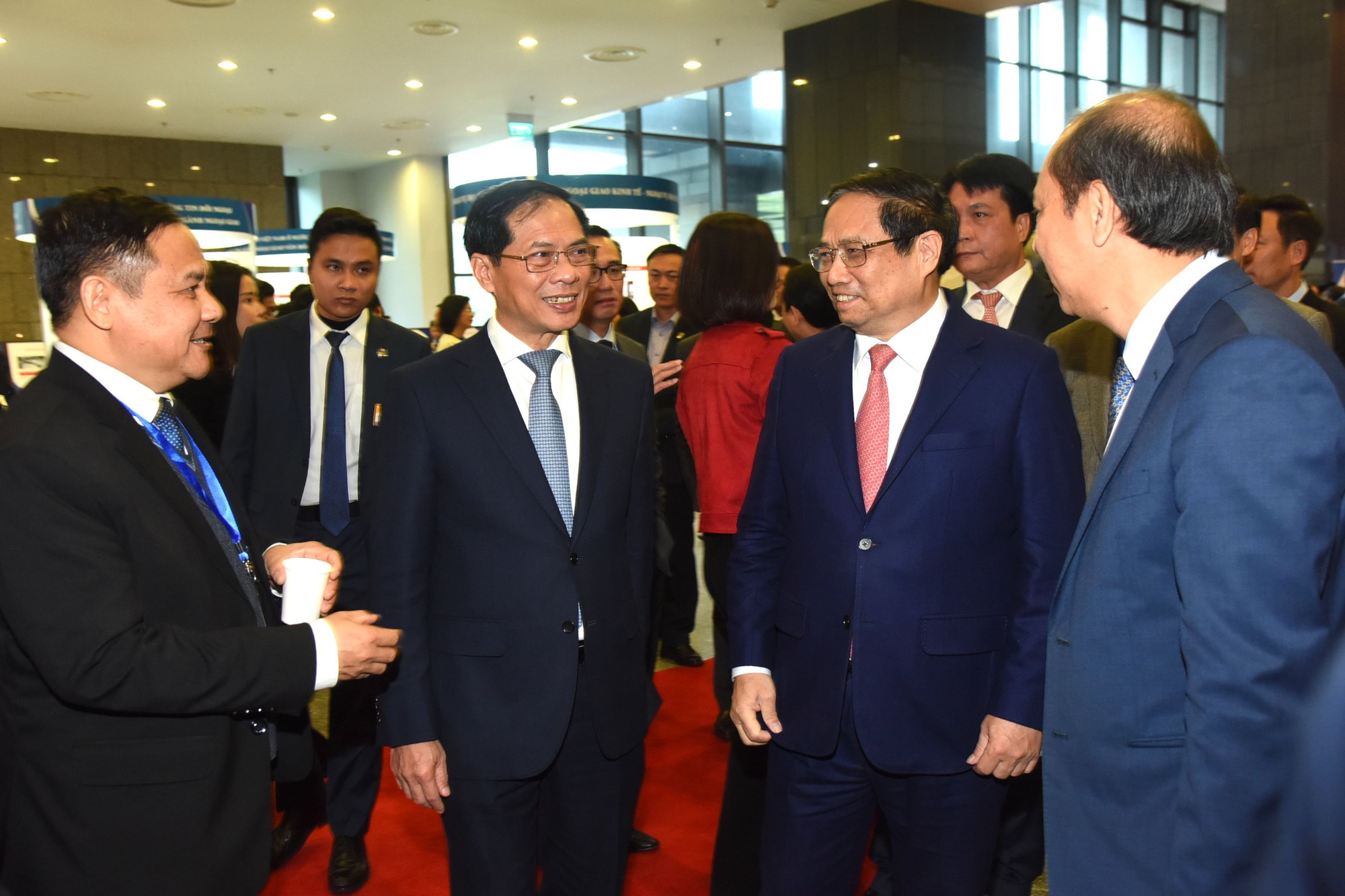 Thủ tướng Phạm Minh Chính với các đại biểu tham dự hội nghị.