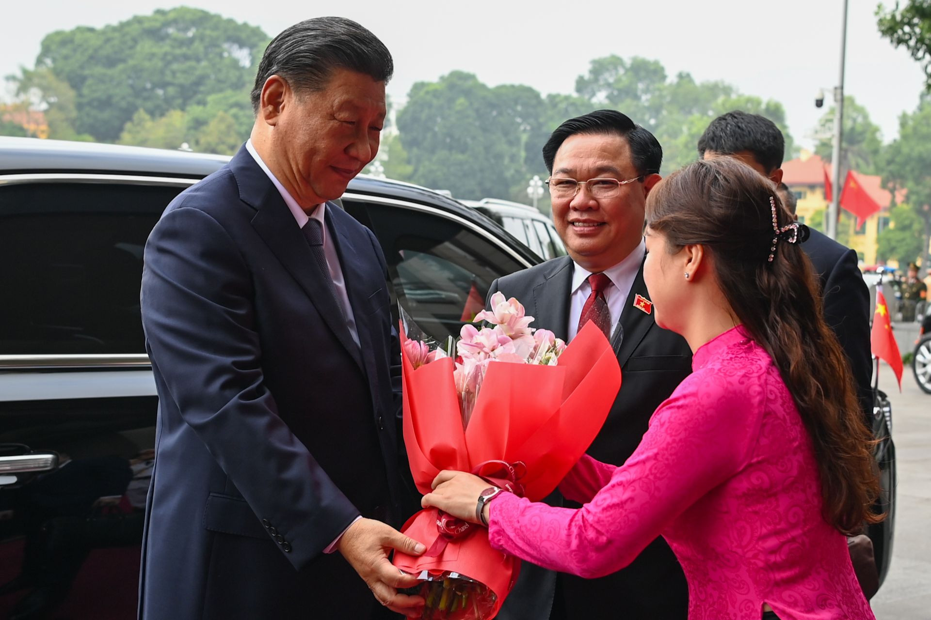 Nhân viên Văn phòng Quốc hội tặng hoa chào mừng Tổng Bí thư, Chủ tịch Trung Quốc Tập Cận Bình.