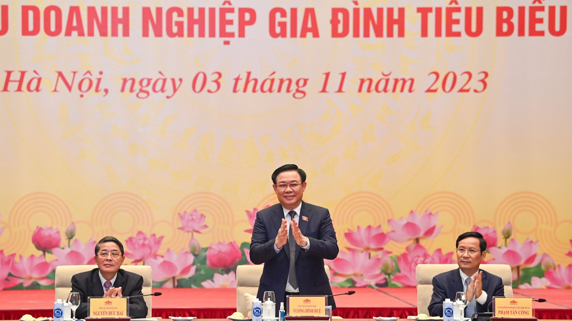 Chủ tịch Quốc hội Vương Đình Huệ chủ trì buổi gặp mặt đoàn đại biểu doanh nghiệp gia đình tiêu biểu cả nước.