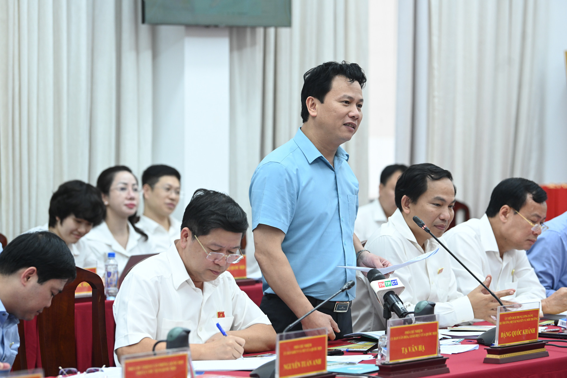 Bộ trưởng Tài nguyên và Môi trường Đặng Quốc Khánh phát biểu ý kiến tại buổi làm việc.