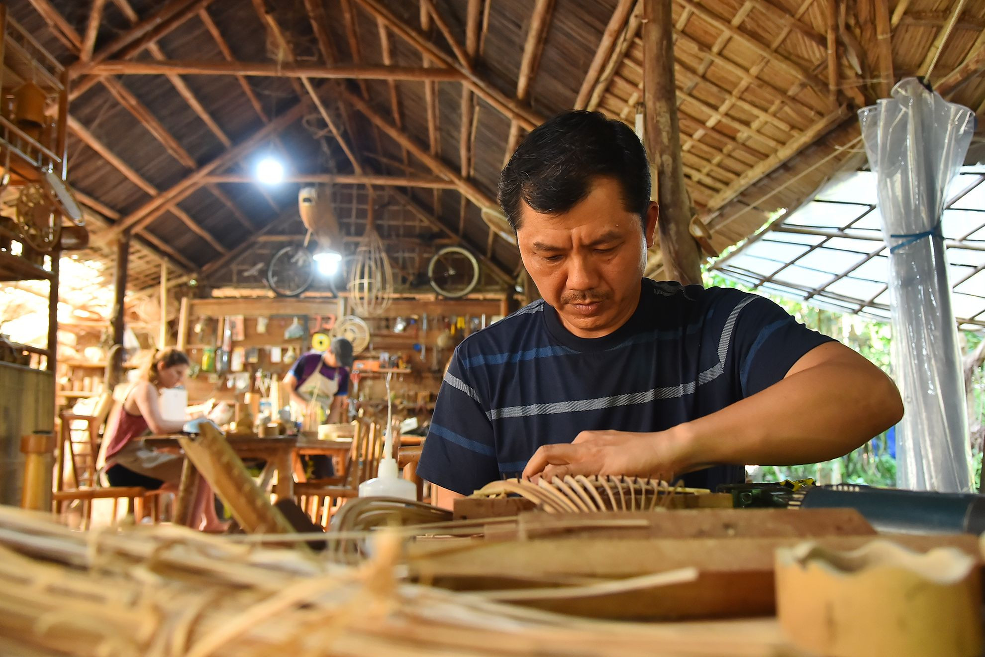 Ngay từ đầu, anh Võ Tấn Tân đã chọn hướng đi cho sản phẩm của mình là thủ công truyền thống, đa số sản phẩm làm ra đều dựa trên sự sáng tạo của đôi tay người thợ còn máy móc chỉ hỗ trợ phần nào đó thôi. Ngay từ đầu, anh Võ Tấn Tân đã chọn hướng đi cho sản phẩm của mình là thủ công truyền thống, đa số sản phẩm làm ra đều dựa trên sự sáng tạo của đôi tay người thợ còn máy móc chỉ hỗ trợ phần nào đó thôi.