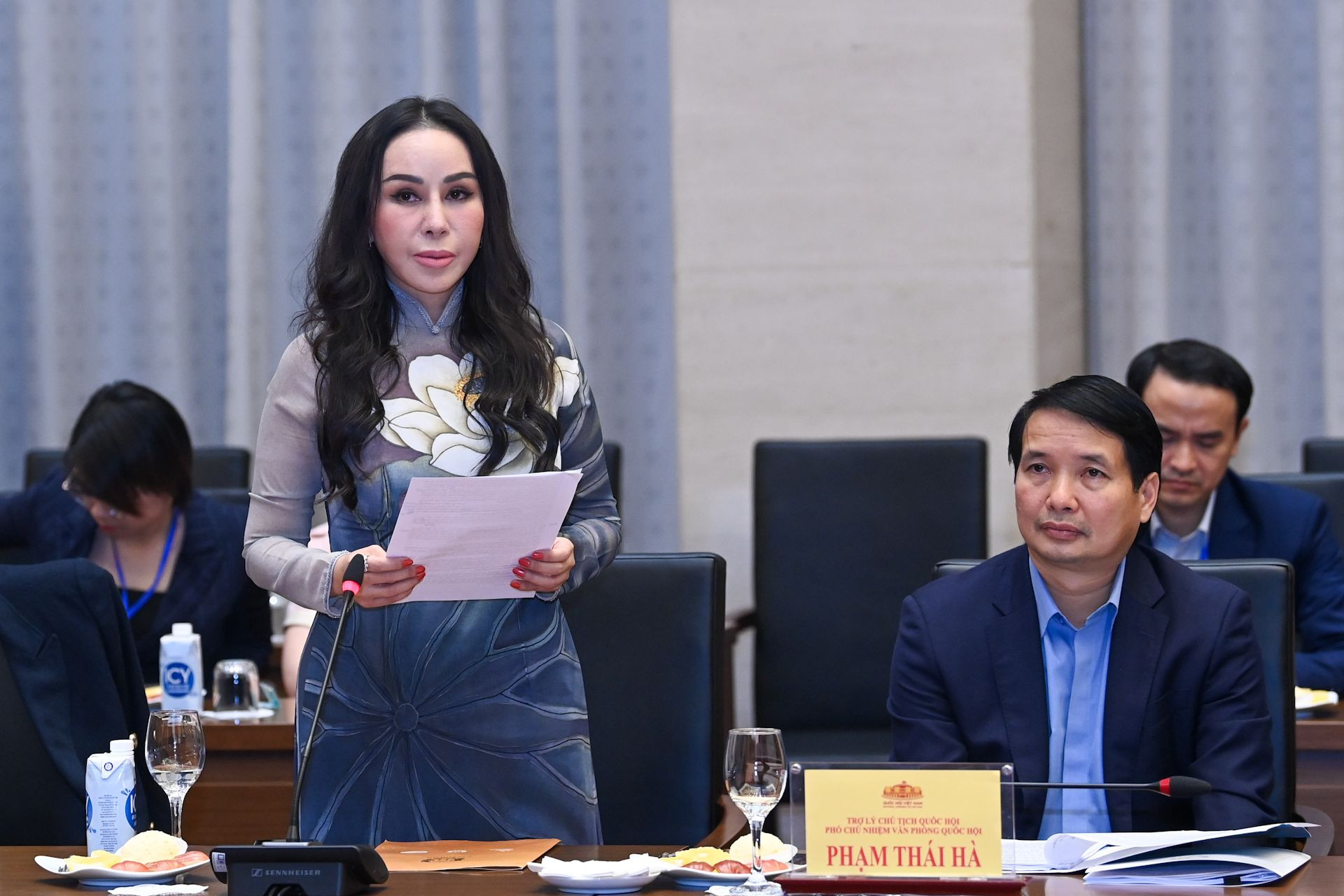 Phó Chủ tịch Tập đoàn KN Holdings Lê Nữ Thùy Dương phát biểu tại buổi gặp mặt.