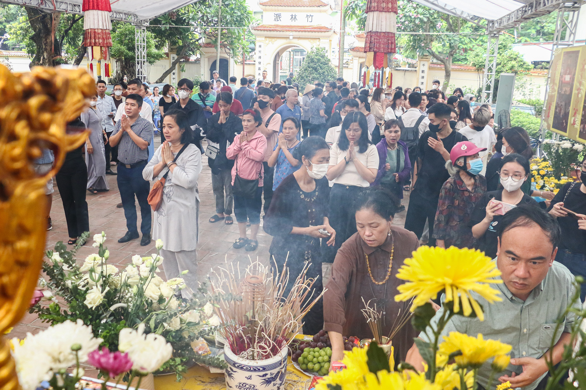 Những lời cầu nguyện, những lời chúc bình an được gửi tới các nạn nhân bằng sự thành tâm, trang trọng.