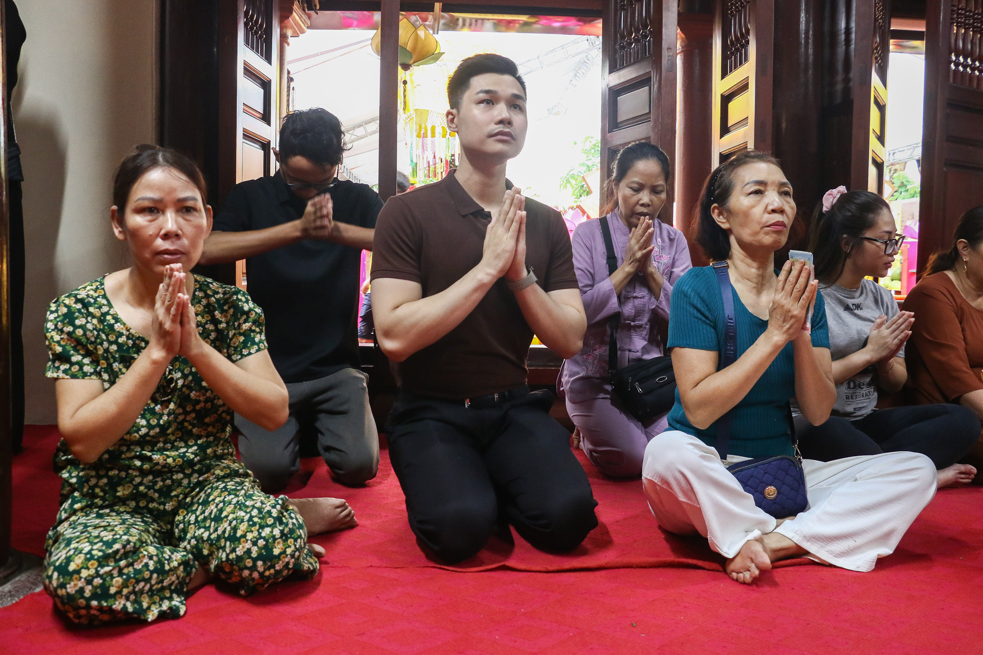 Ở bên trong cũng có không ít người dân đến làm lễ và cầu nguyện. Sự đau xót hiện rõ trên khuôn mặt của mỗi người. Nhiều người không giấu được cảm xúc mà bật khóc nức nở.