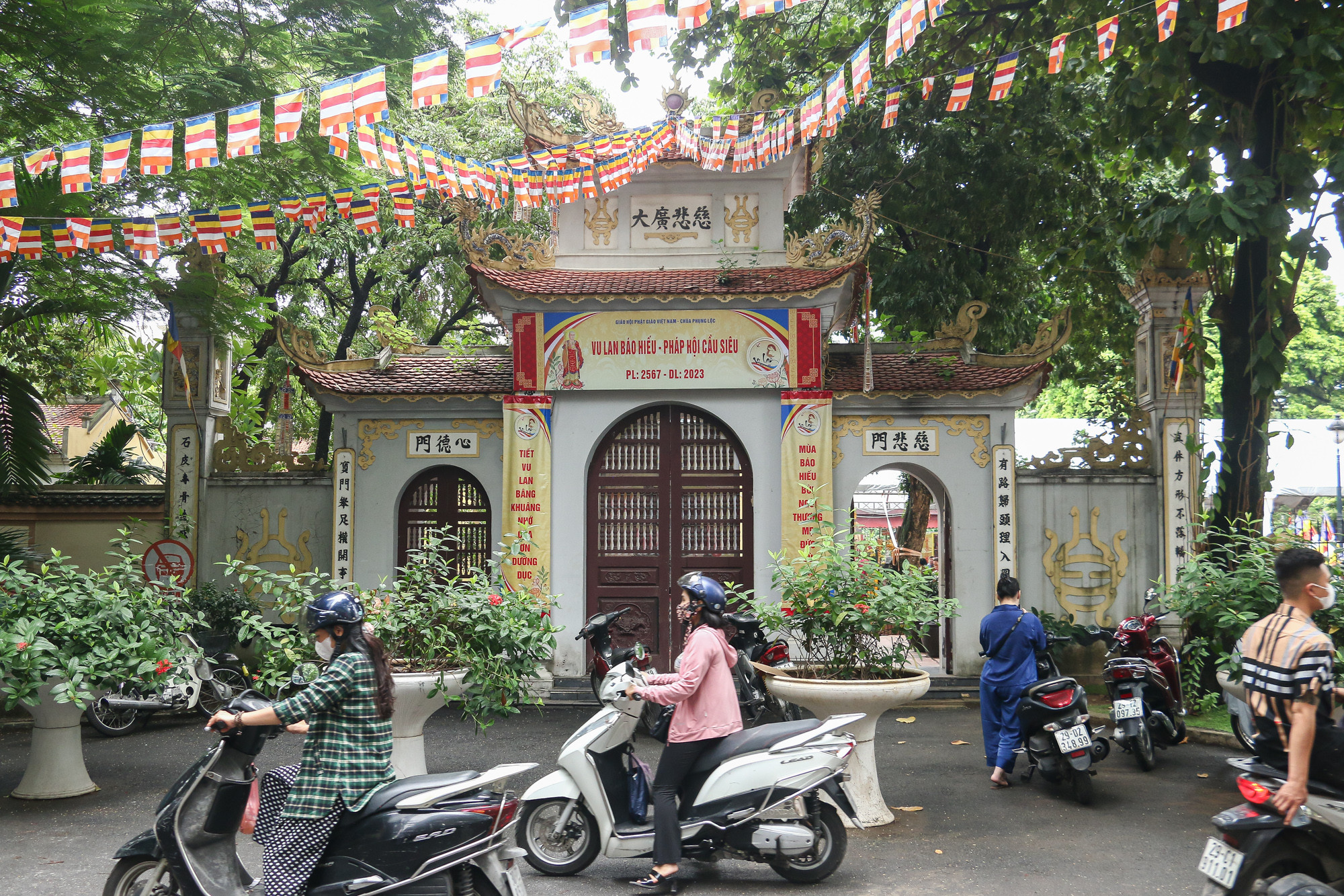 Từ 8 giờ sáng, hàng trăm người dân đổ về chùa Phụng Lộc (thường gọi chùa Khương Hạ, phường Khương Đình, quận Thanh Xuân, Hà Nội) để thắp hương cầu siêu cho 56 nạn nhân tử vong trong vụ cháy chung cư mini số 37, ngách 29/70, phố Khương Hạ.