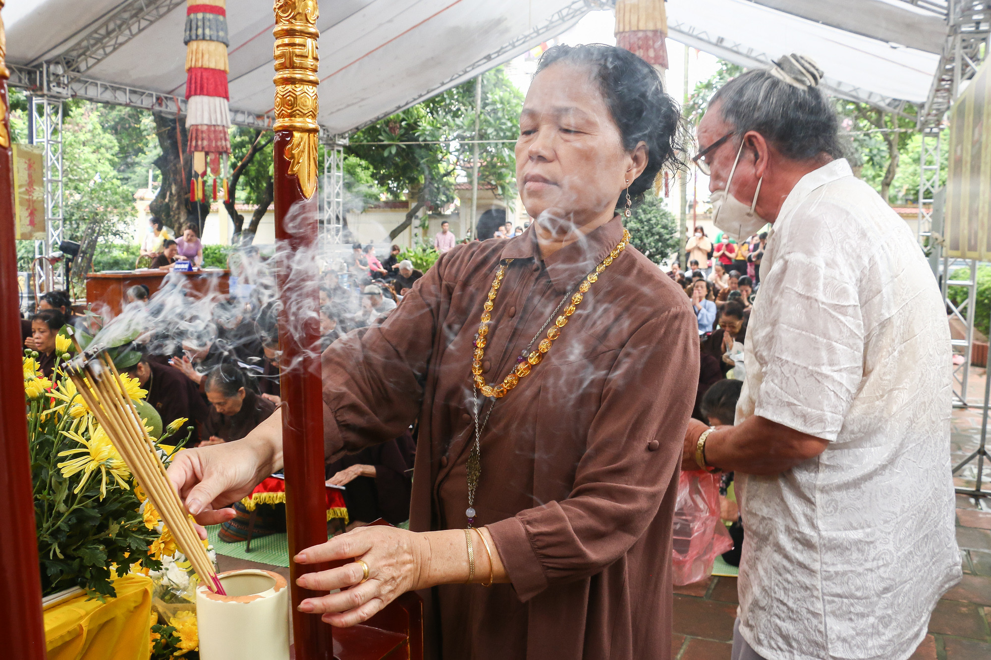 Bà Nhung, chấp tác của chùa Phụng Lộc cho biết, có rất nhiều người dân đã tới chùa thắp hương, cầu siêu cho các nạn nhân tử vong từ chiều tối qua. Vì ngách 29/70 phố Khương Hạ khá chật hẹp, nên chính quyền địa phương đã đồng ý lập hương linh tại chùa để thuận tiện cho người dân đến thắp hương, cầu siêu cho các nạn nhân.