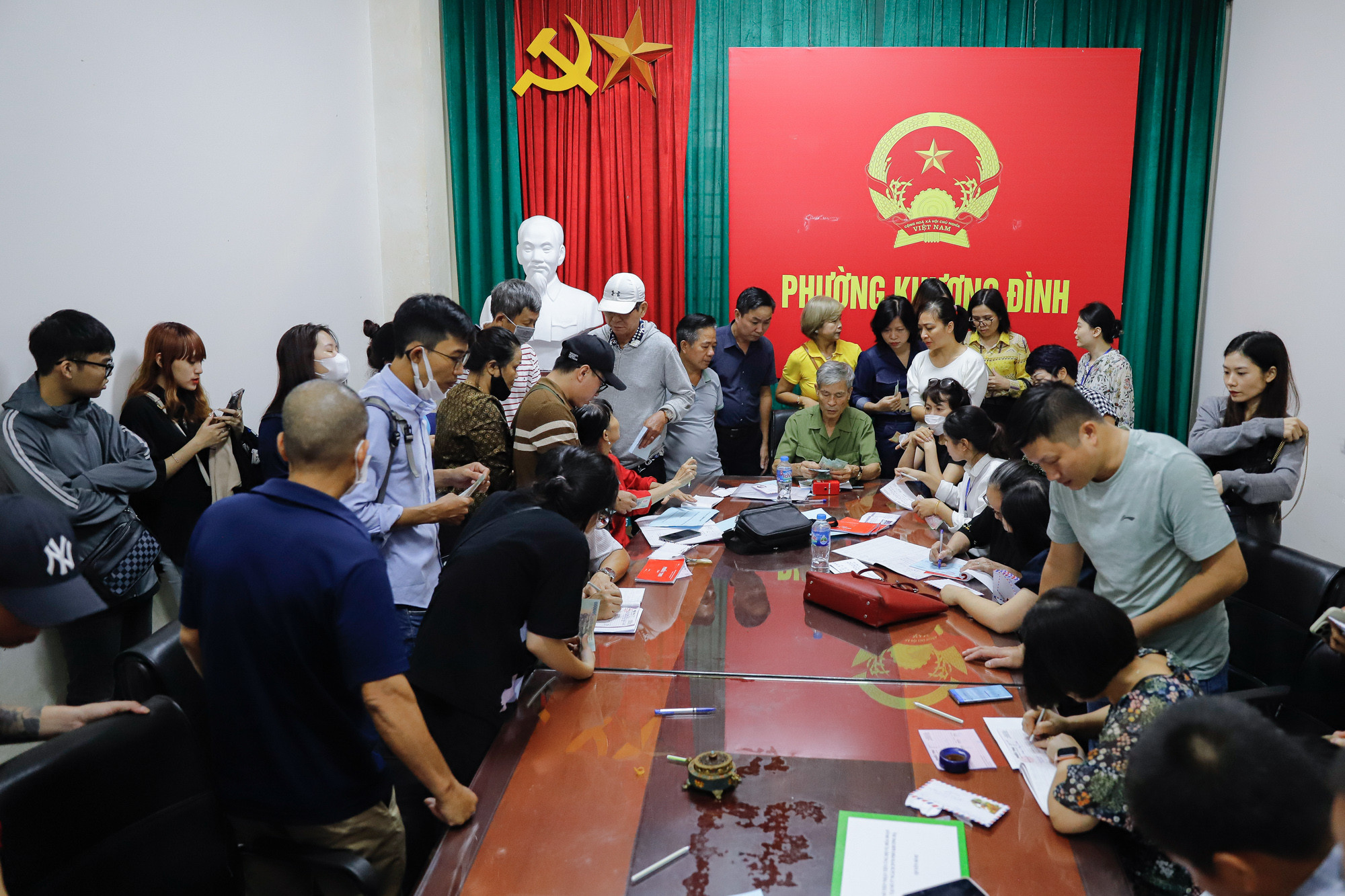 Cũng trong sáng nay, tại UBND phường Khương Đình, có rất nhiều người dân tới quyên góp, ủng hộ các nạn nhân trong vụ cháy thương tâm vừa qua.