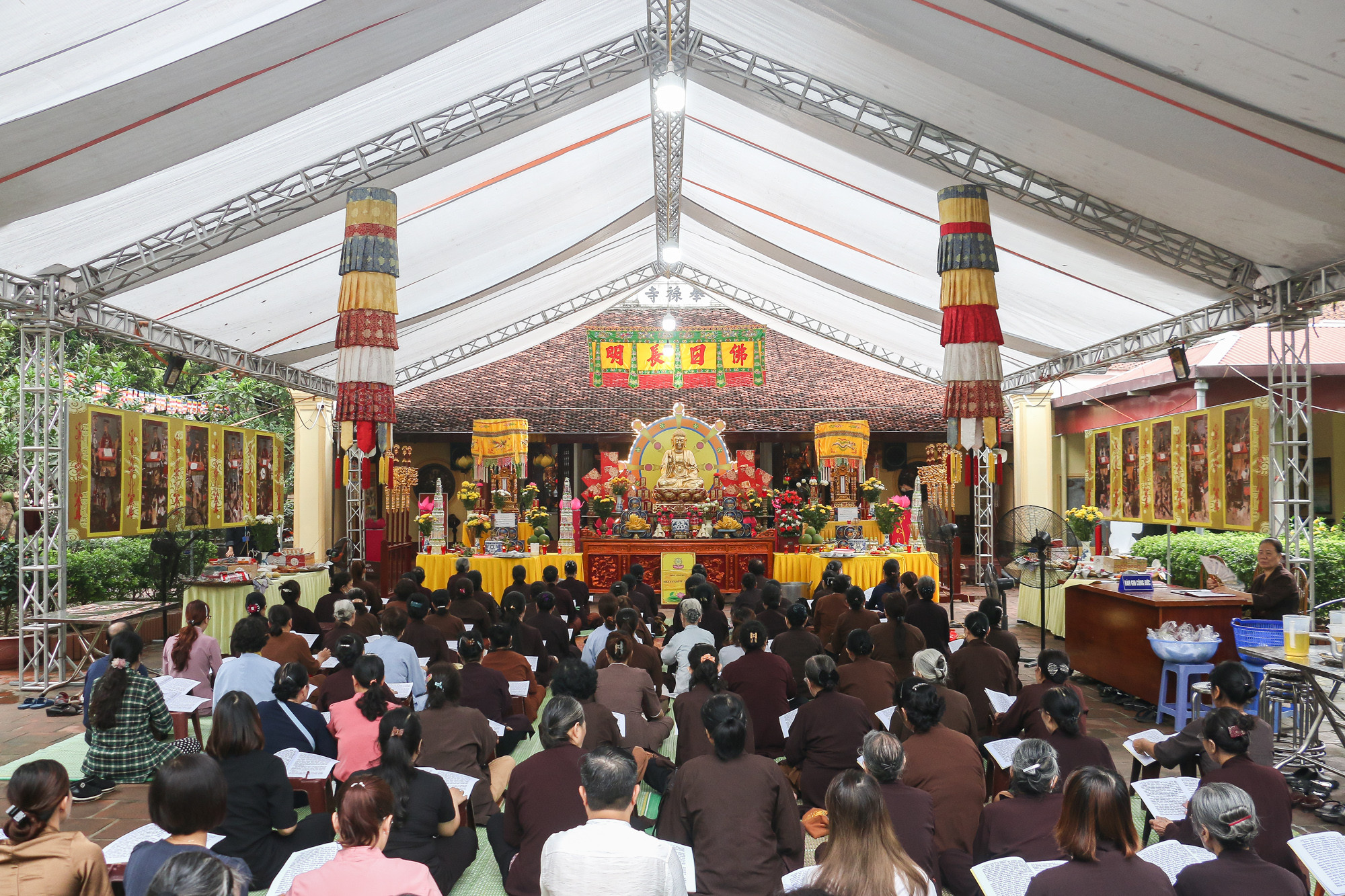 Buổi lễ cầu nguyện với sự tham dự của đông đảo các phật tử được diễn ra từ sáng sớm.