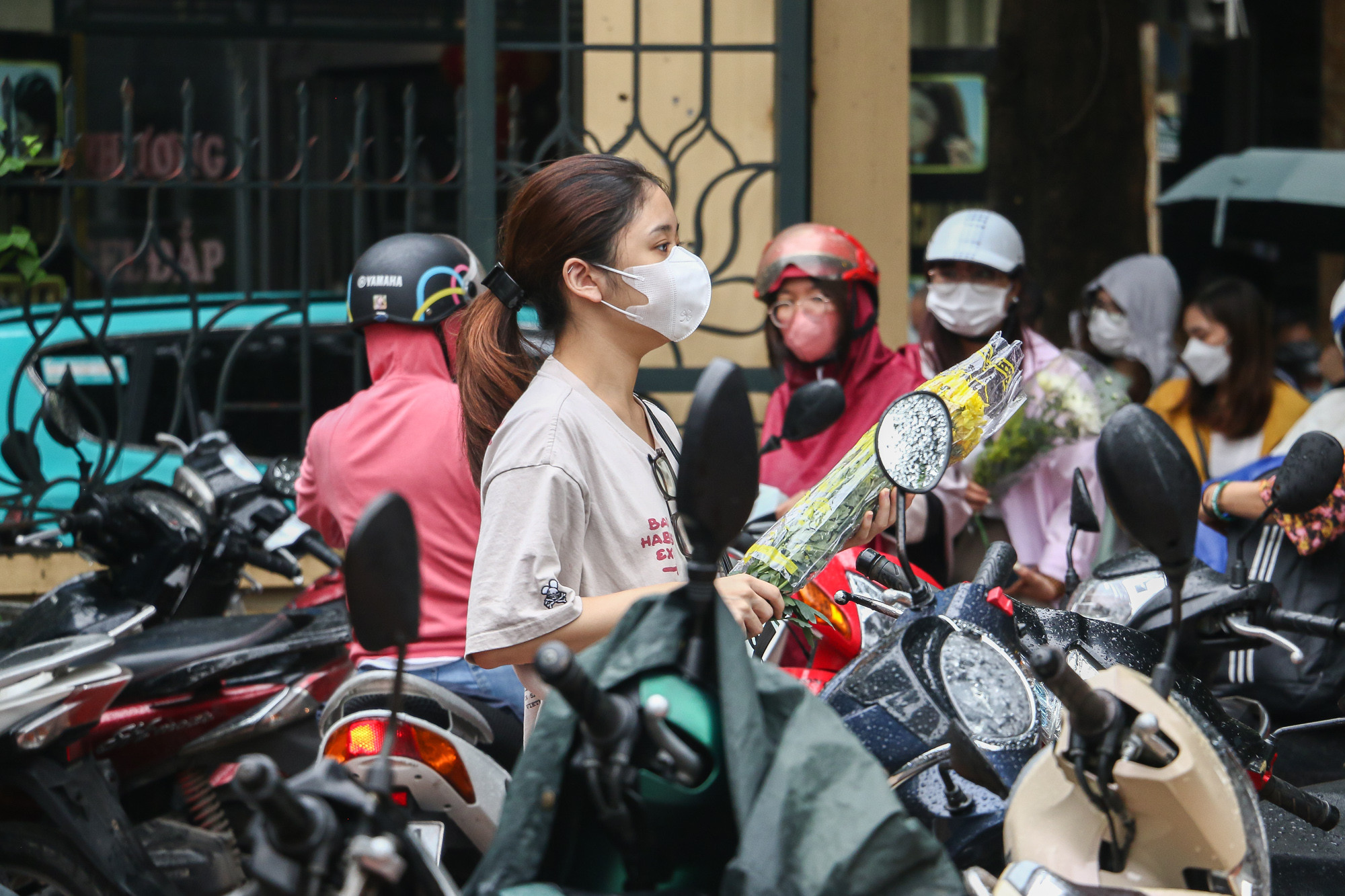 Dù trời đổ mưa nặng hạt, vẫn có rất nhiều người dân tới tưởng niệm và thắp hương.