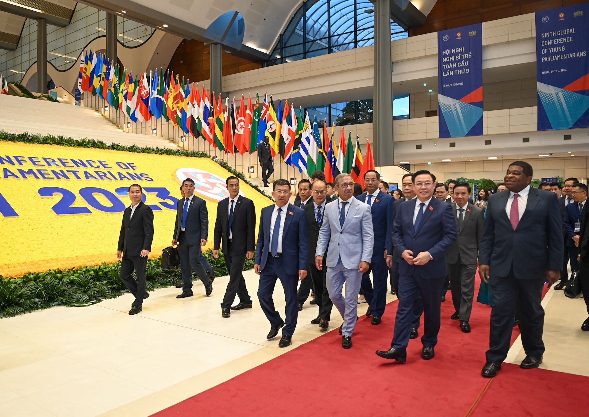 Chủ tịch Quốc hội Vương Đình Huệ và các đại biểu tham dự sự kiện tại Trung tâm Hội nghị Quốc gia Mỹ Đình (Hà Nội).