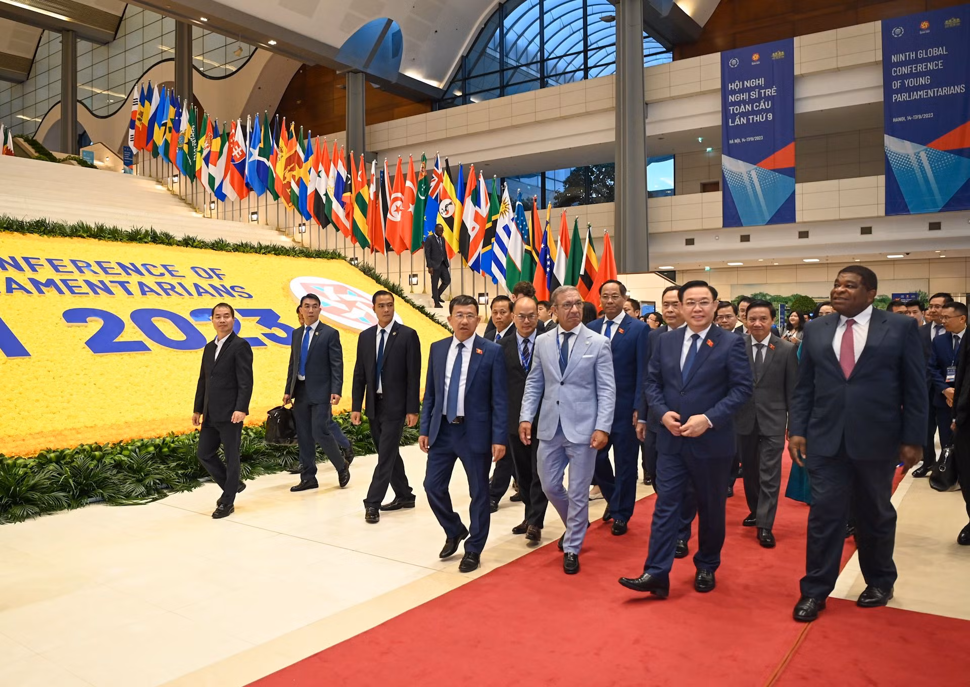 Chủ tịch Quốc hội Vương Đình Huệ và các đại biểu tham dự sự kiện tại Trung tâm Hội nghị Quốc gia Mỹ Đình (Hà Nội).