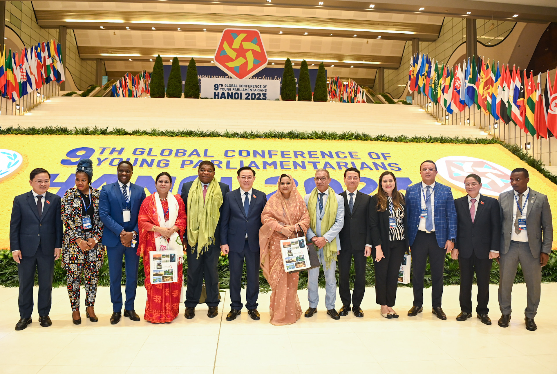 Chủ tịch Quốc hội Vương Đình Huệ với các đại biểu tại triển lãm.