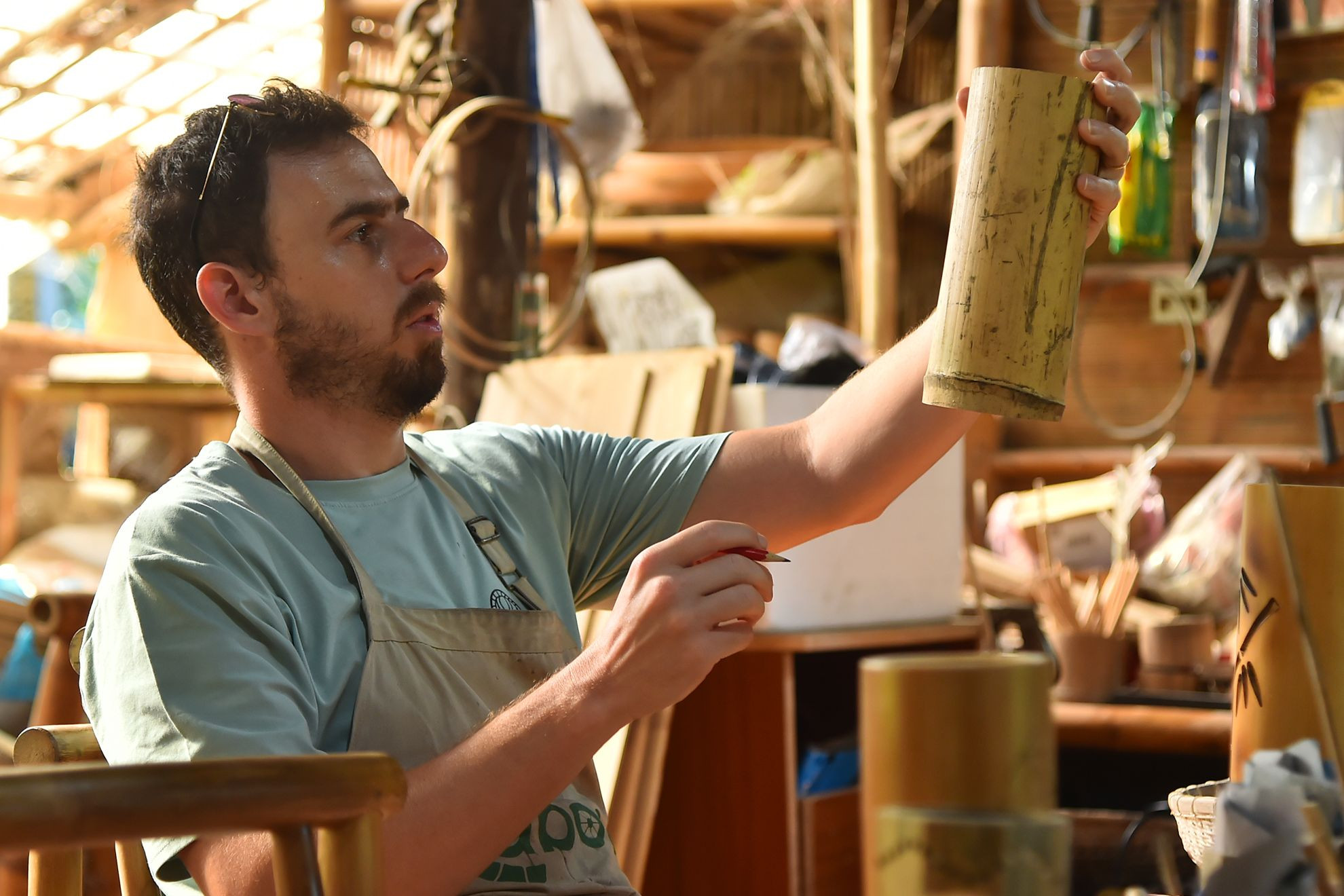 Đến với xưởng tre Taboo, du khách có thể thoải mái sáng tạo các sản phẩm với ý tưởng sẵn có của mình, được hướng dẫn sử dụng máy móc nhằm hỗ trợ du khách có thể hoàn thành sản phẩm của mình một cách hoàn hảo và ưng ý nhất. Đến với xưởng tre Taboo, du khách có thể thoải mái sáng tạo các sản phẩm với ý tưởng sẵn có của mình, được hướng dẫn sử dụng máy móc nhằm hỗ trợ du khách có thể hoàn thành sản phẩm của mình một cách hoàn hảo và ưng ý nhất.