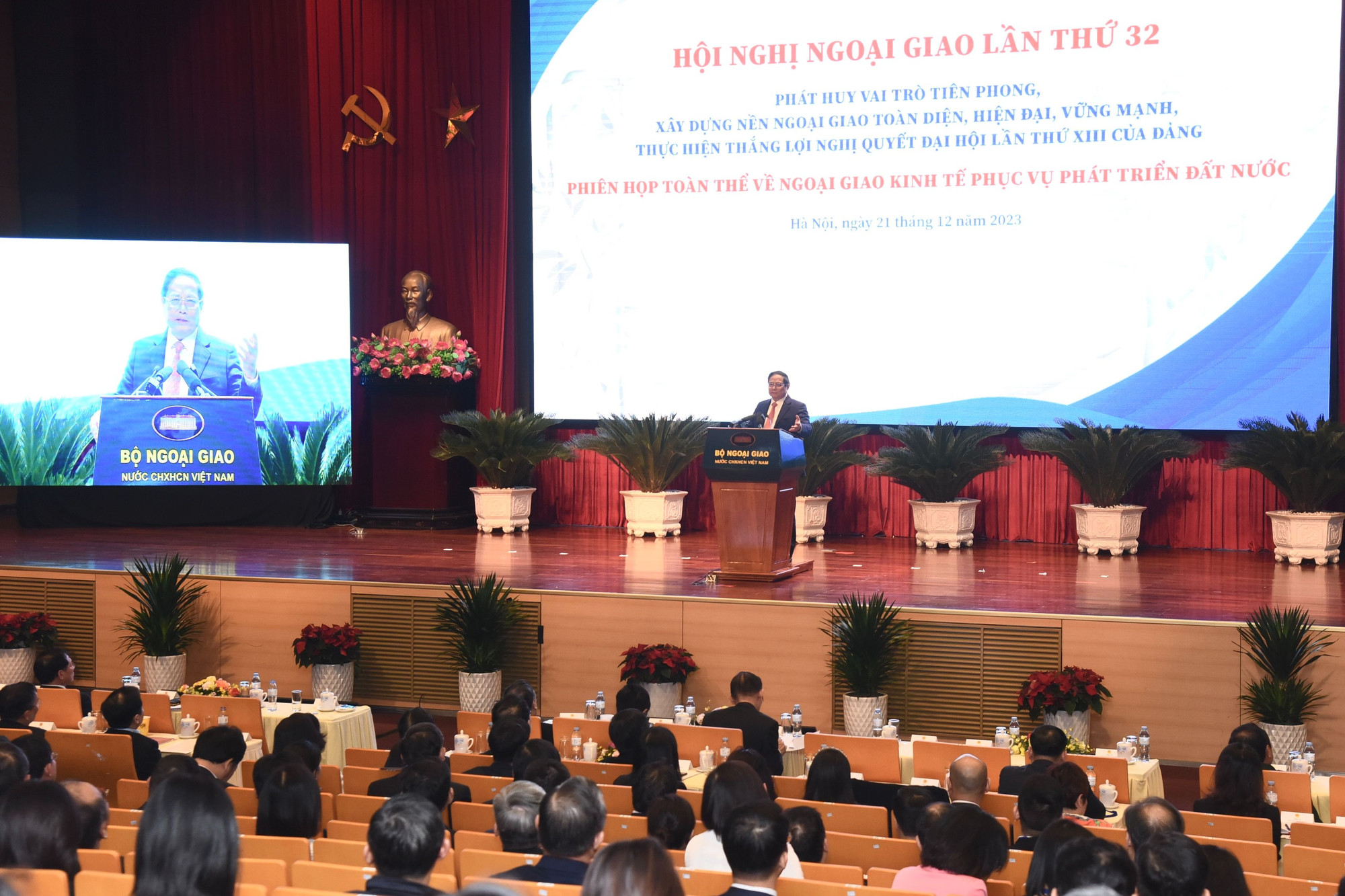 Tham dự sự kiện theo hình thức trực tiếp và trực tuyến còn có lãnh đạo các ban, bộ, ngành, cơ quan Trung ương, lãnh đạo 63 tỉnh, thành phố, các doanh nghiệp, tập đoàn lớn, lãnh đạo các đơn vị thuộc Bộ Ngoại giao, các Đại sứ, Trưởng Cơ quan đại diện Việt Nam ở nước ngoài.