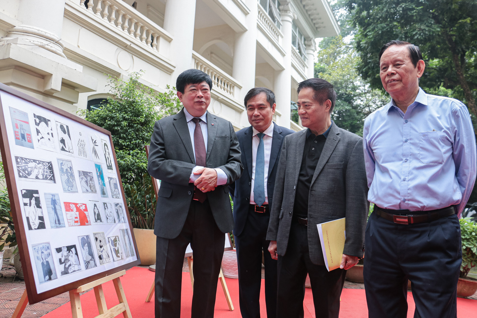 Các đại biểu tham quan khu vực trưng bày.