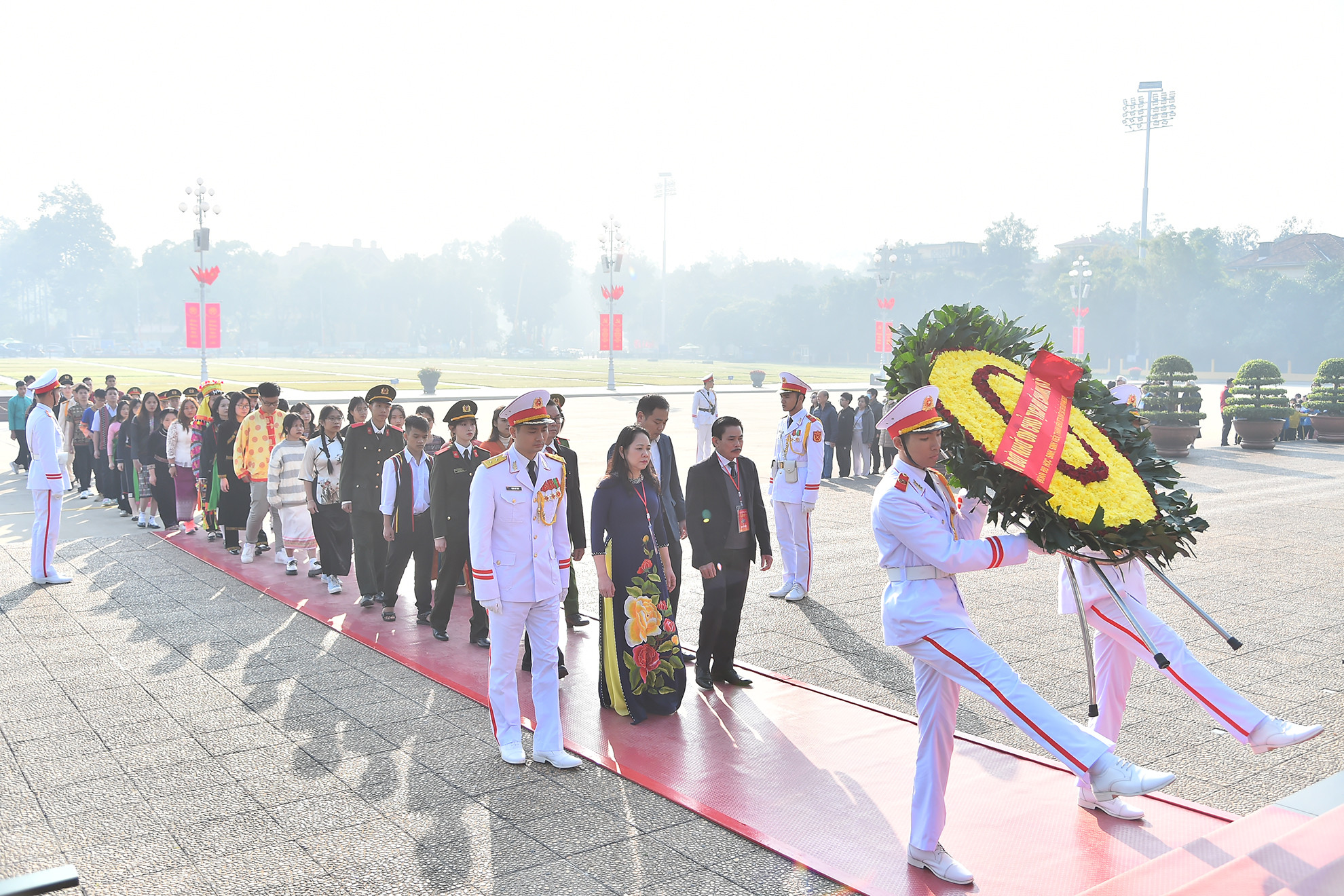 Vòng hoa của Đoàn mang dòng chữ “Đời đời nhớ ơn Chủ tịch Hồ Chí Minh". Vòng hoa của Đoàn mang dòng chữ “Đời đời nhớ ơn Chủ tịch Hồ Chí Minh".