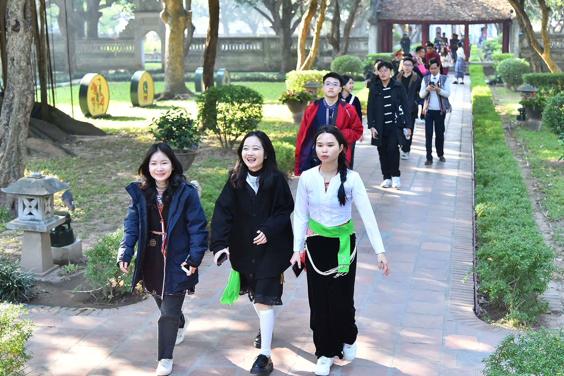 Với nhiều bạn, đây là lần đầu tiên có cơ hội ra Hà Nội và tham quan các di tích lịch sử trên địa bàn Thủ đô. Với nhiều bạn, đây là lần đầu tiên có cơ hội ra Hà Nội và tham quan các di tích lịch sử trên địa bàn Thủ đô.