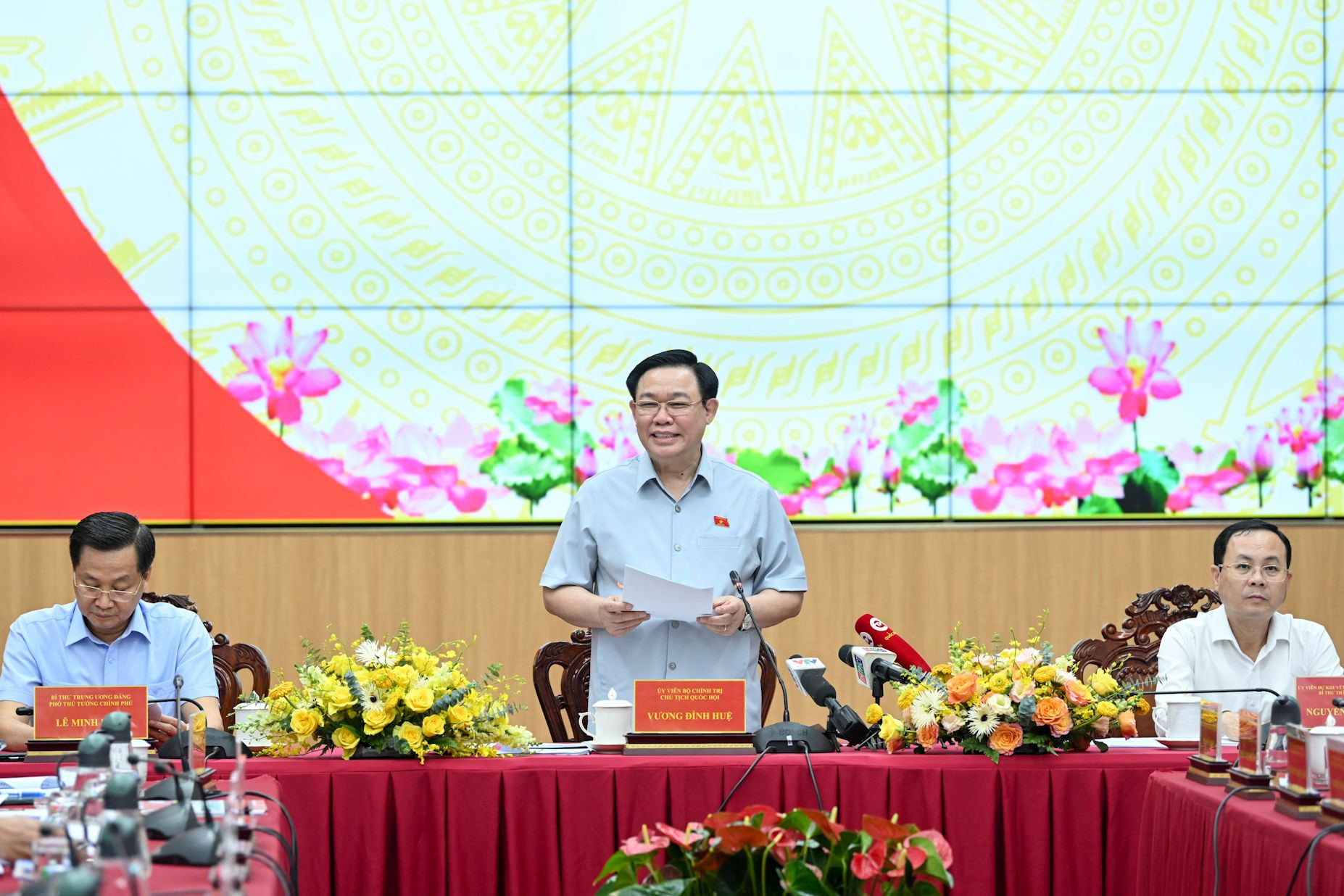 Chủ tịch Quốc hội Vương Đình Huệ phát biểu gợi mở các nội dung thảo luận tại buổi làm việc.