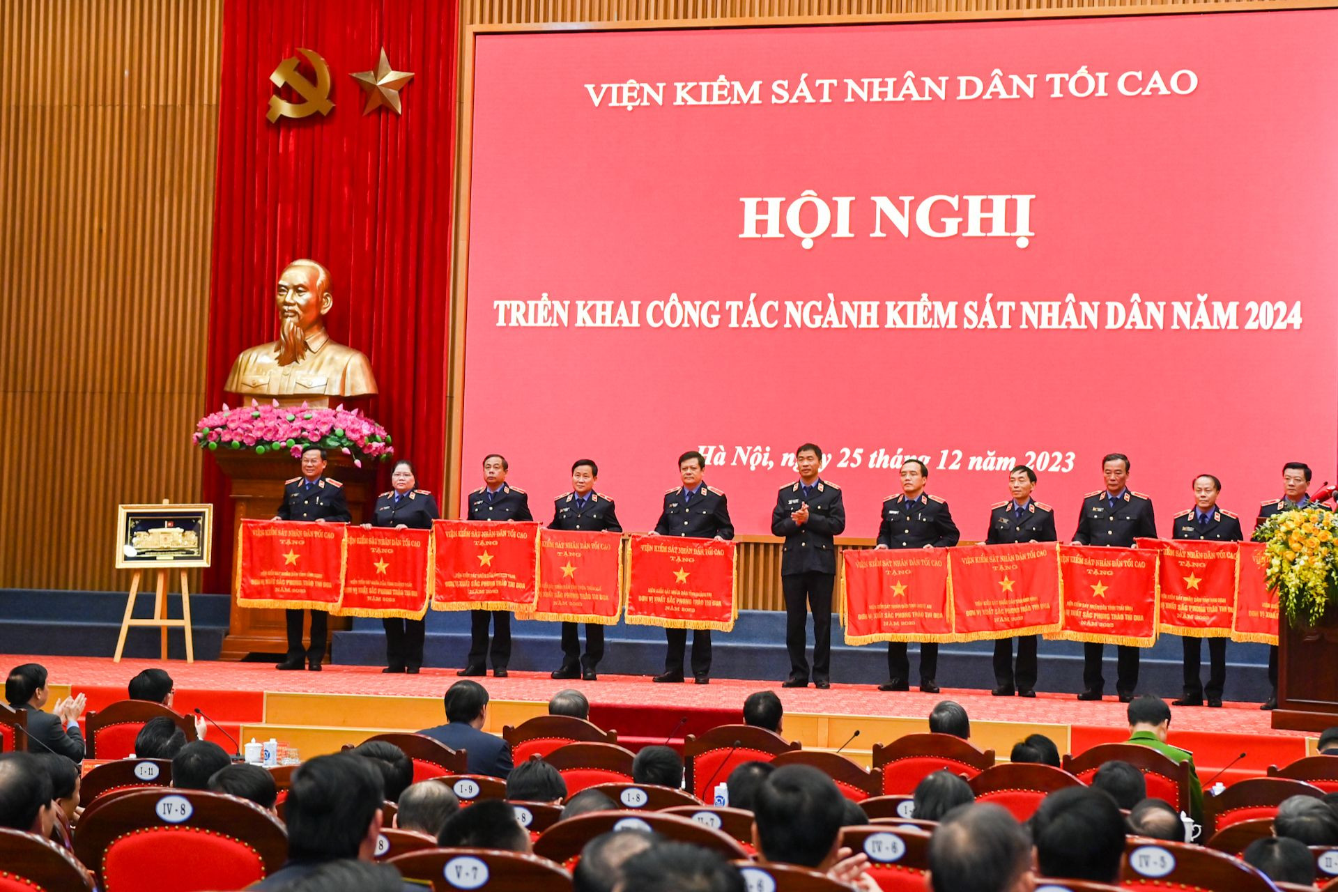Lãnh đạo Viện Kiểm sát Nhân dân tối cao trao Cờ thi đua ngành Kiểm sát nhân dân cho các tập thể.