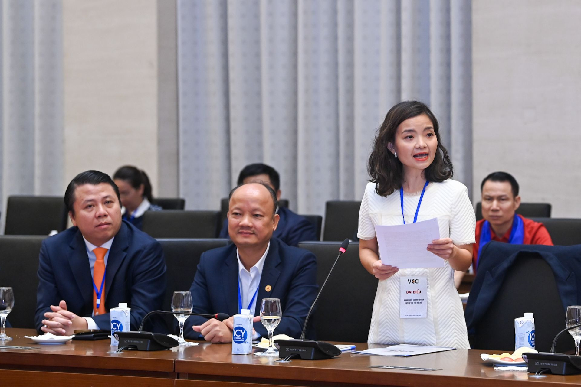 Doanh nhân Vưu Lệ Quyên, Tổng Giám đốc Công ty TNHH Sản xuất hàng tiêu dùng Bình Tiên (Biti's) phát biểu tại buổi gặp mặt.