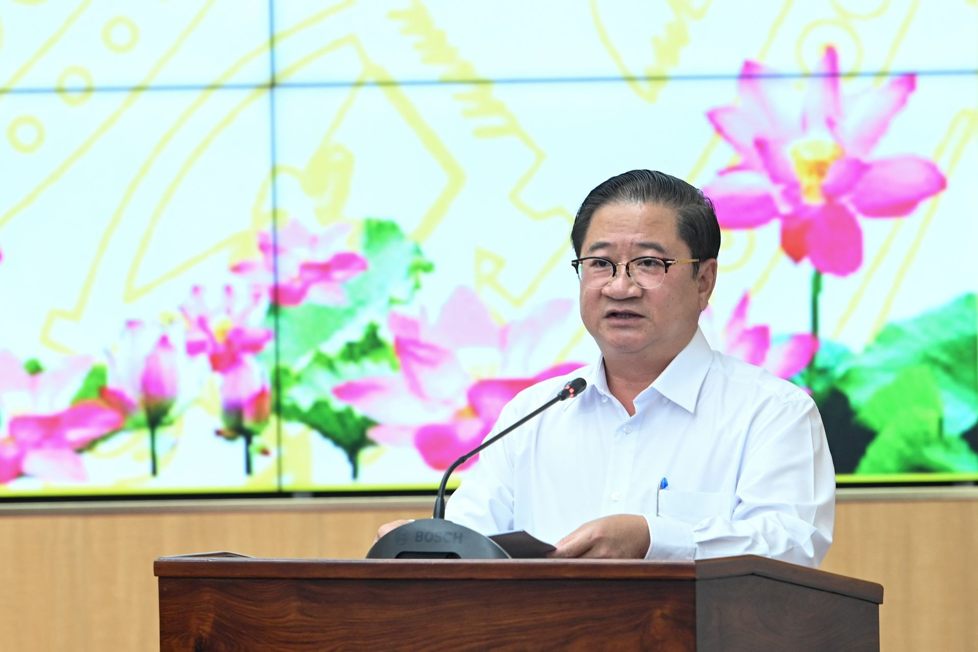 Chủ tịch UBND thành phố Cần Thơ Trần Việt Trường báo cáo tại buổi làm việc.