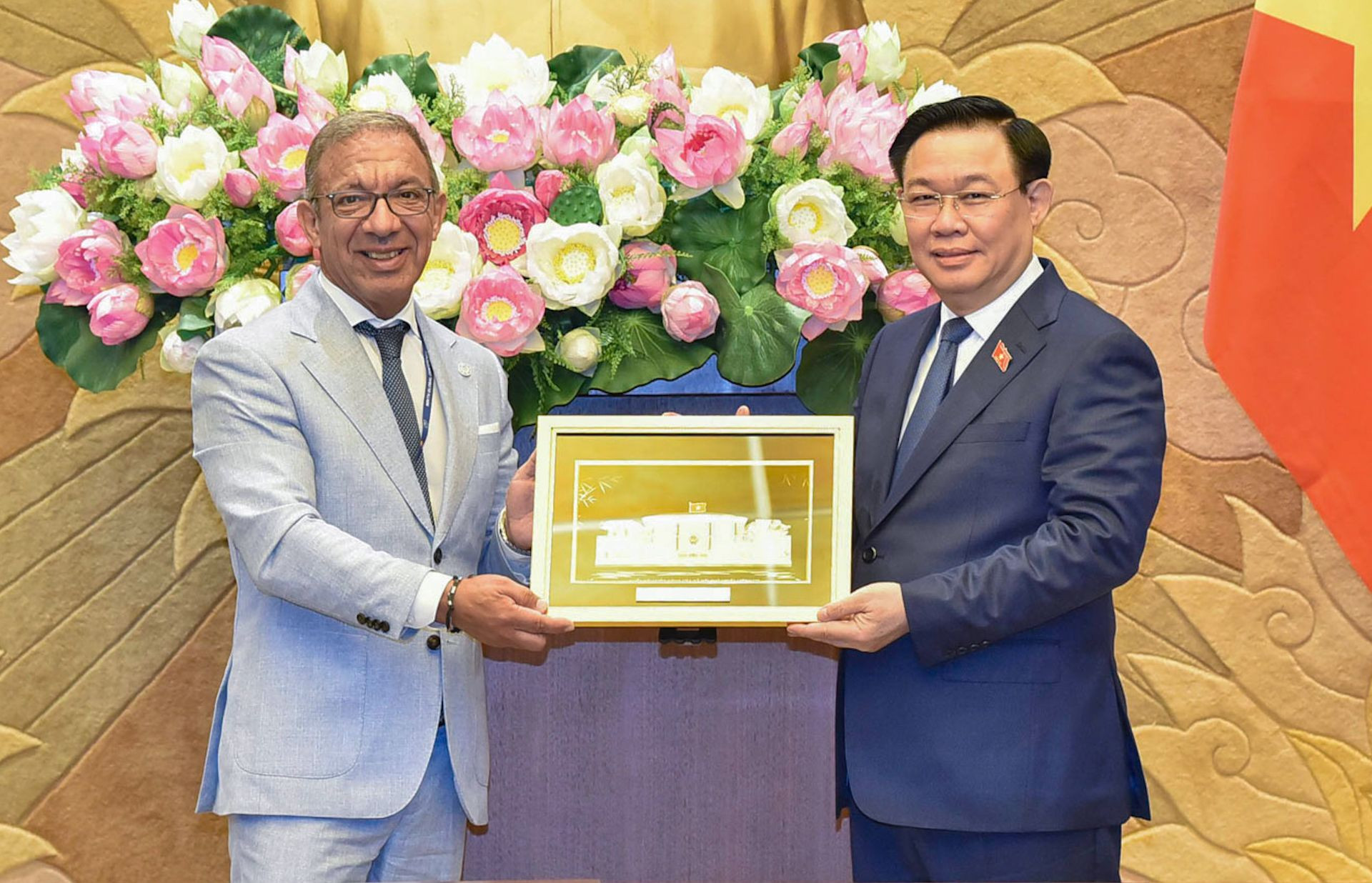 Chủ tịch Quốc hội Vương Đình Huệ tặng quà lưu niệm cho Chủ tịch IPU Duarte Pacheco.