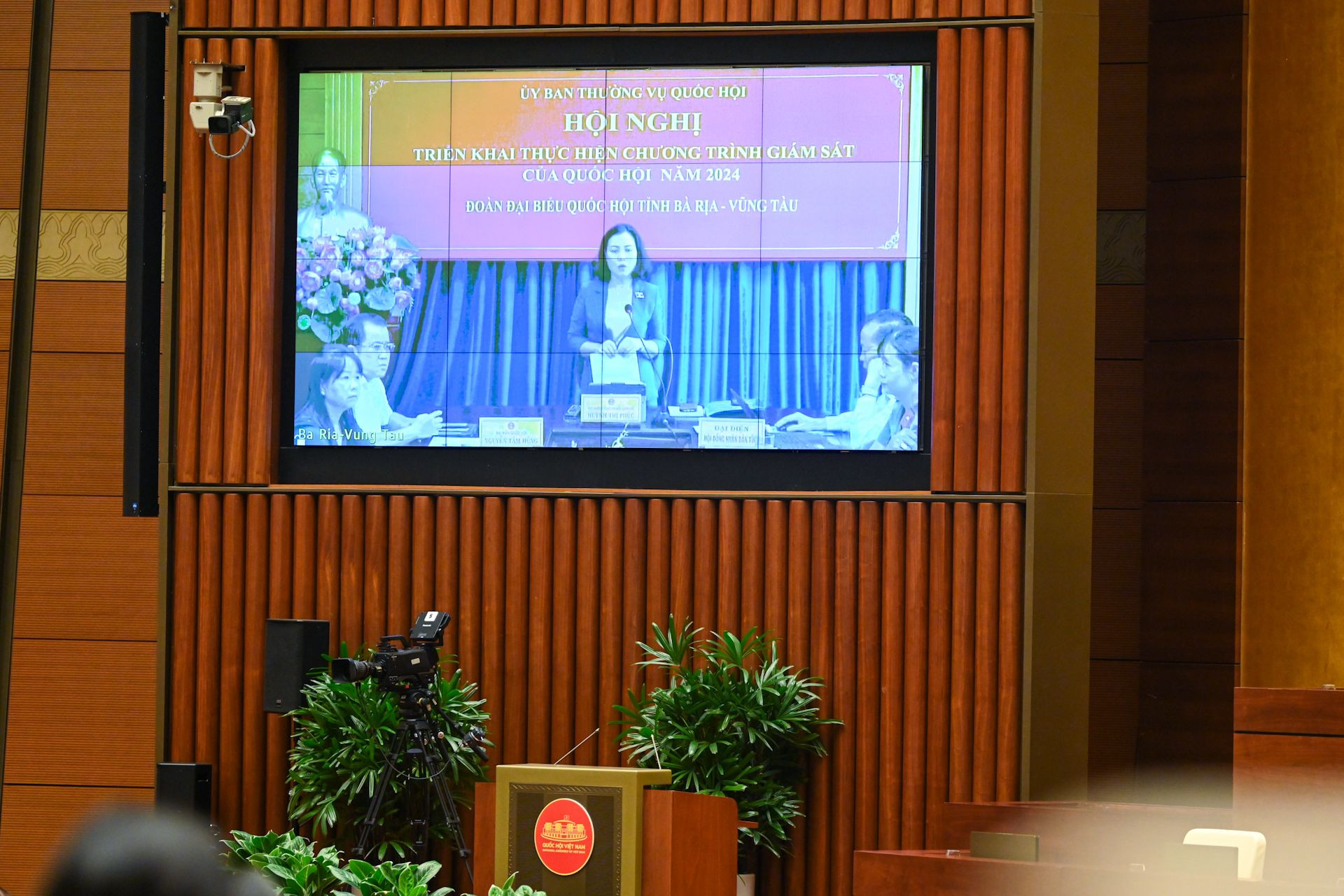 Phó Trưởng Đoàn đại biểu Quốc hội tỉnh Bà Rịa-Vũng Tàu Huỳnh Thị Phúc phát biểu tham luận tại điểm cầu. Phó Trưởng Đoàn đại biểu Quốc hội tỉnh Bà Rịa-Vũng Tàu Huỳnh Thị Phúc phát biểu tham luận tại điểm cầu.