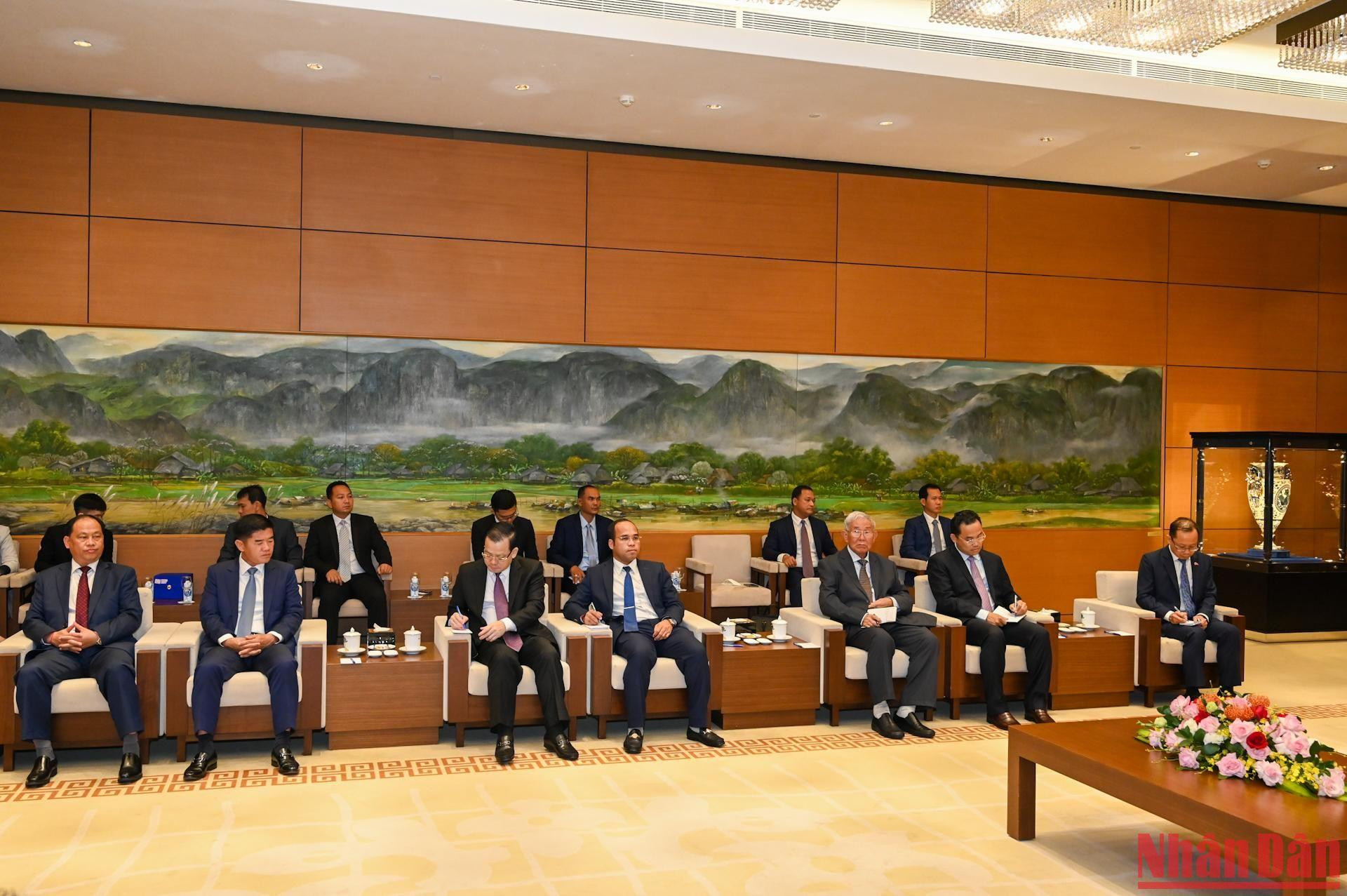 Đoàn đại biểu cấp cao Thủ đô Phnôm Pênh dự buổi tiếp.