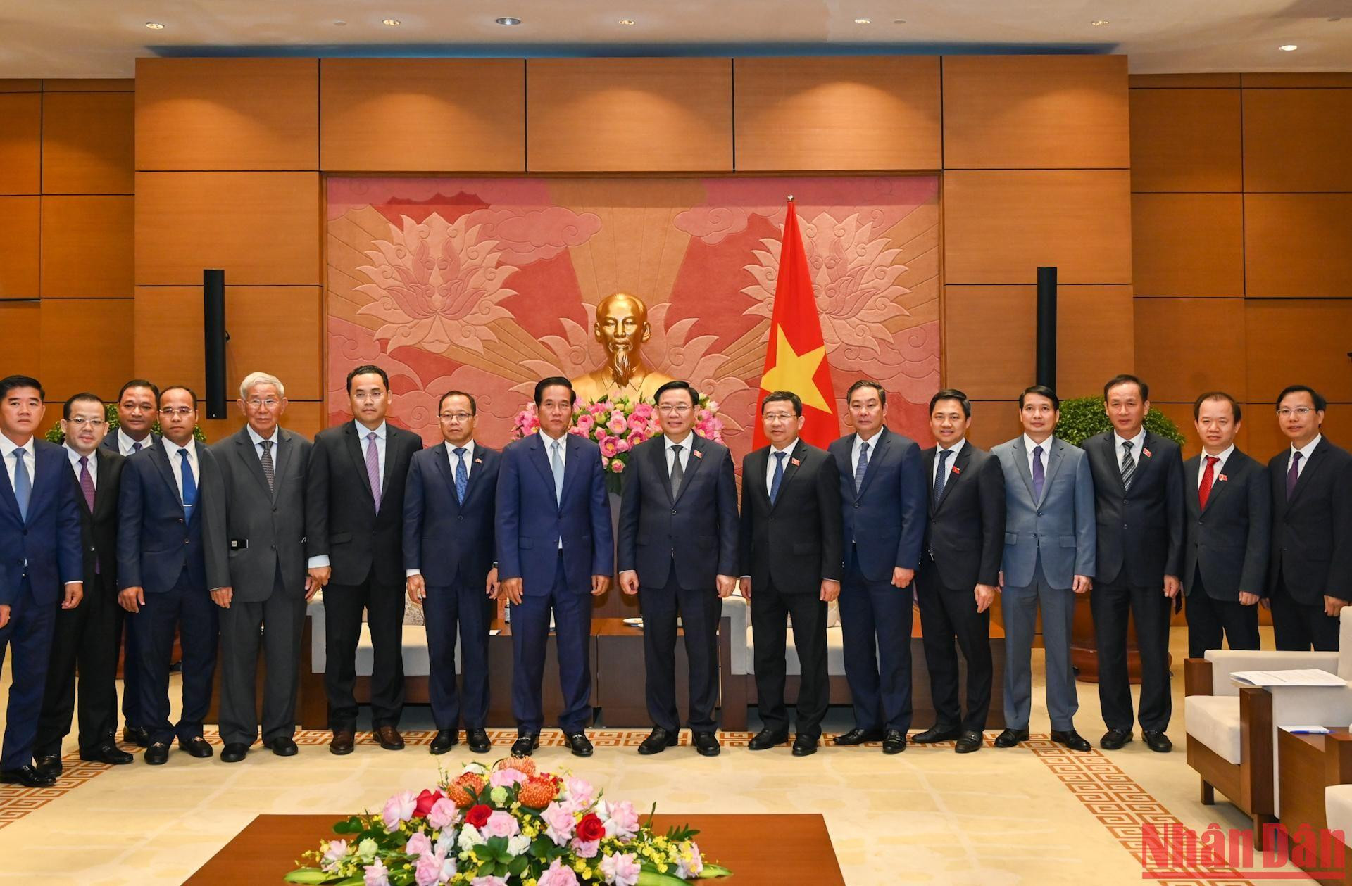 Chủ tịch Quốc hội Vương Đình Huệ và Đô trưởng thủ đô Phnôm Pênh Khuong Sreng chụp ảnh lưu niệm với các đại biểu tại buổi tiếp.