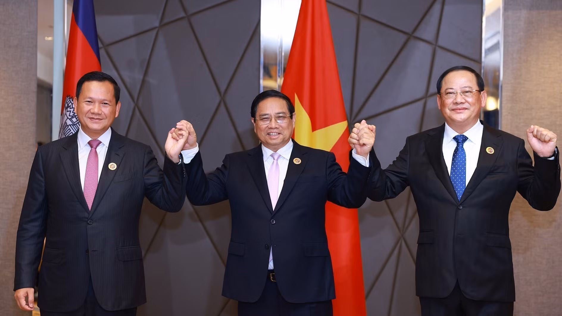 Thủ tướng Phạm Minh Chính cùng Thủ tướng Lào Sonexay Siphandone và Thủ tướng Campuchia Hun Manet. (Ảnh: DƯƠNG GIANG/TTXVN)