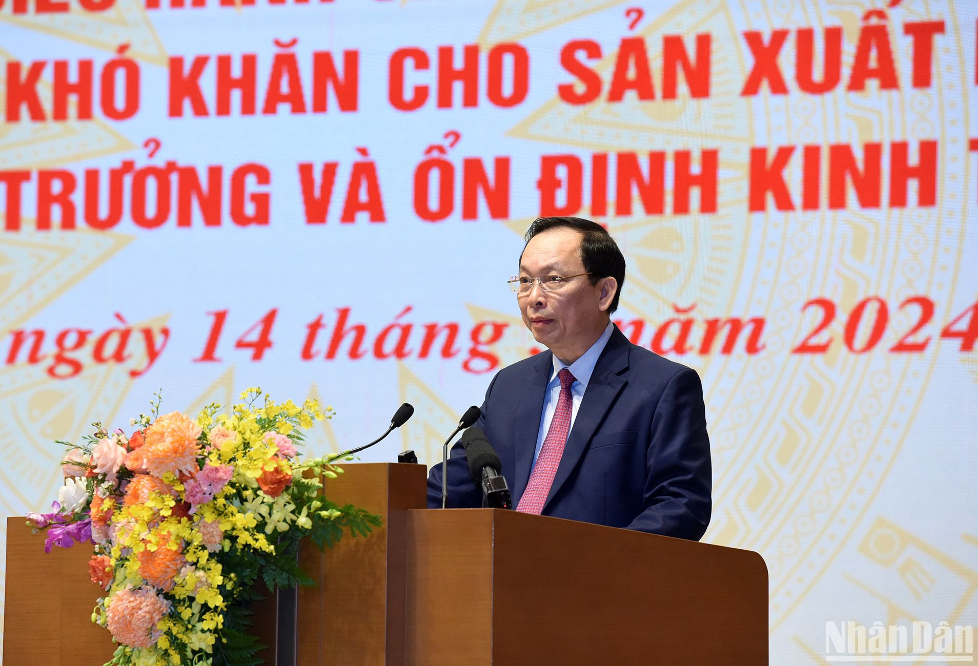 Phó Thống đốc Thường trực Ngân hàng Nhà nước Đào Minh Tú trình bày báo cáo.