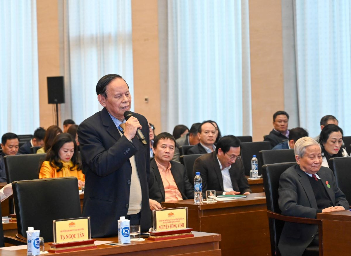 Nhà báo Nguyễn Hồng Vinh phát biểu tại buổi lễ.