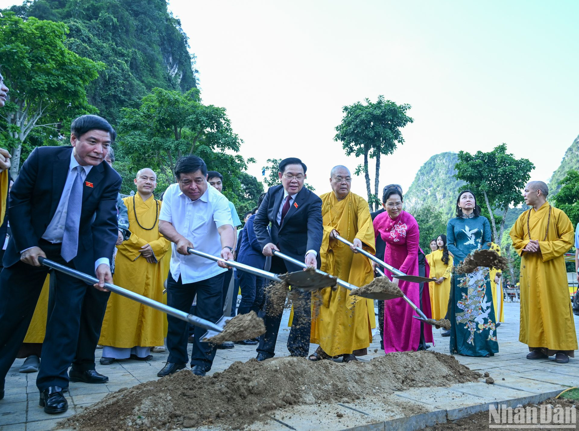 Chủ tịch Quốc hội Vương Đình Huệ trồng cây lưu niệm tại Khu du lịch Tam Chúc. Chủ tịch Quốc hội Vương Đình Huệ trồng cây lưu niệm tại Khu du lịch Tam Chúc.