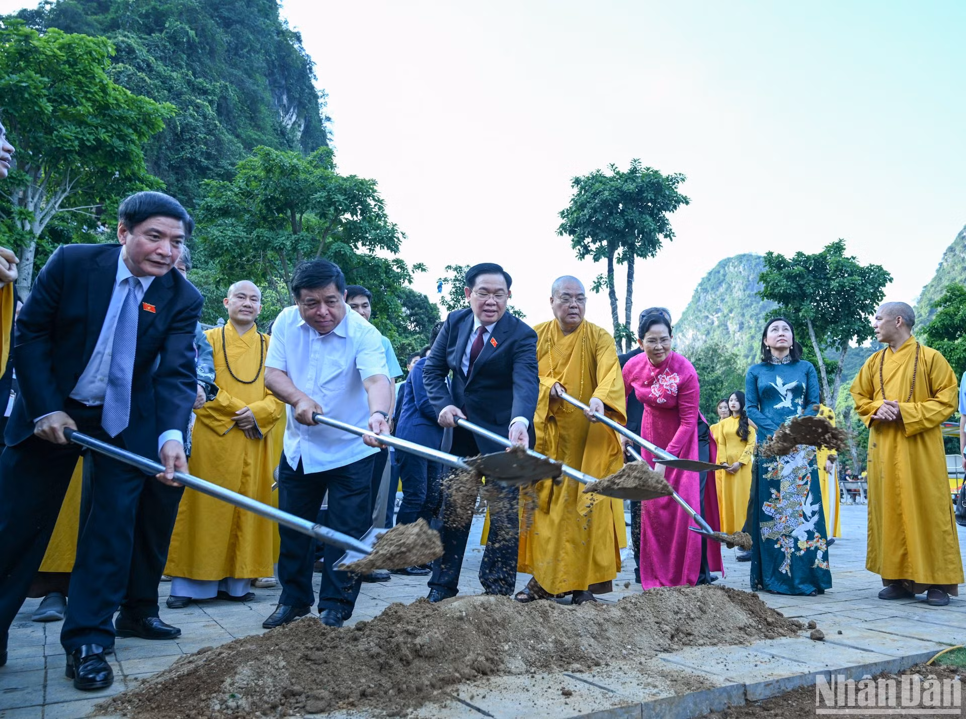 Chủ tịch Quốc hội Vương Đình Huệ trồng cây lưu niệm tại Khu du lịch Tam Chúc.