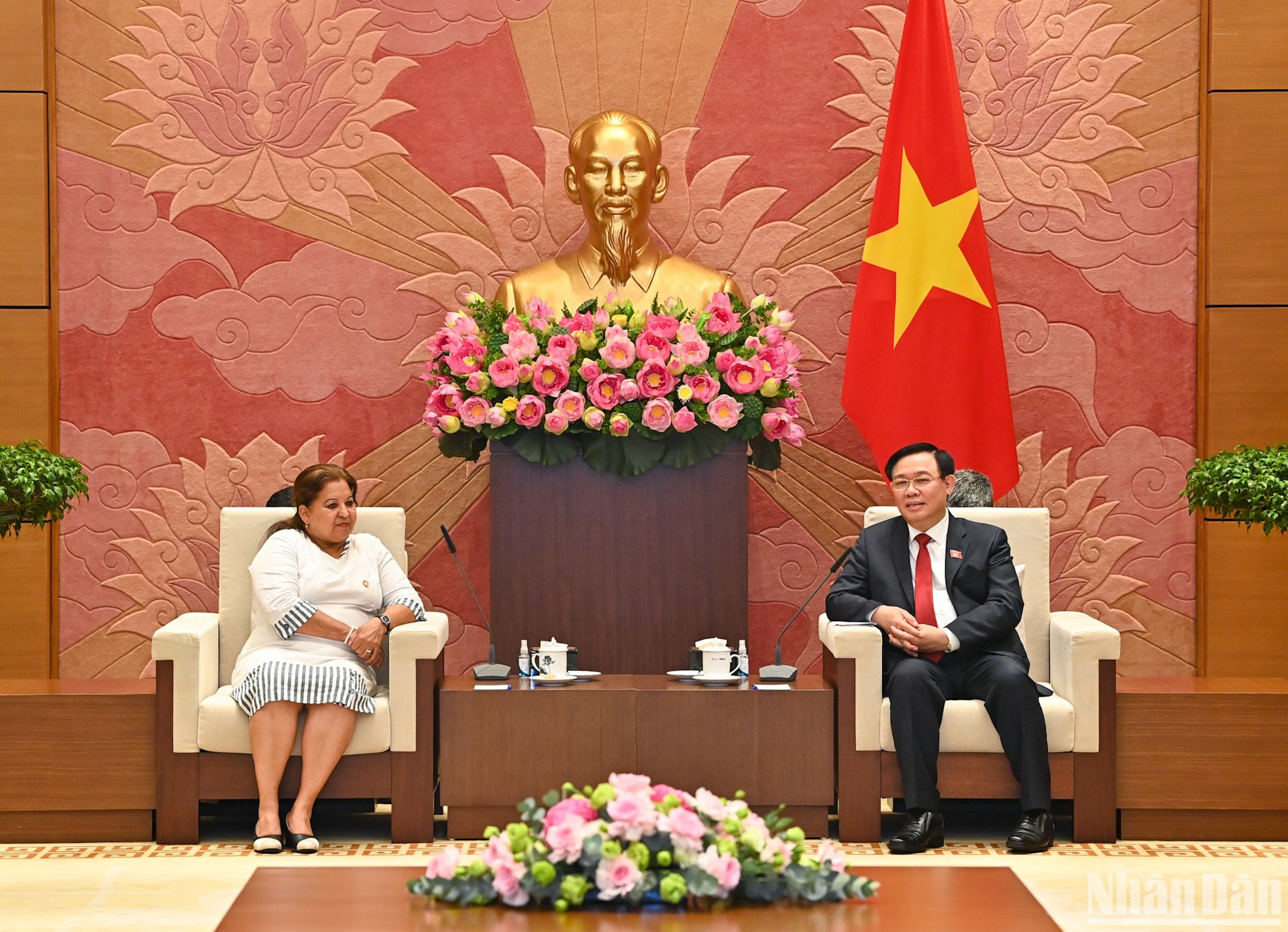 Chủ tịch Quốc hội Vương Đình Huệ và Tổng Thư ký Hội Liên hiệp Phụ nữ Cuba Teresa Amarelle Boué tại buổi tiếp. Chủ tịch Quốc hội Vương Đình Huệ và Tổng Thư ký Hội Liên hiệp Phụ nữ Cuba Teresa Amarelle Boué tại buổi tiếp.