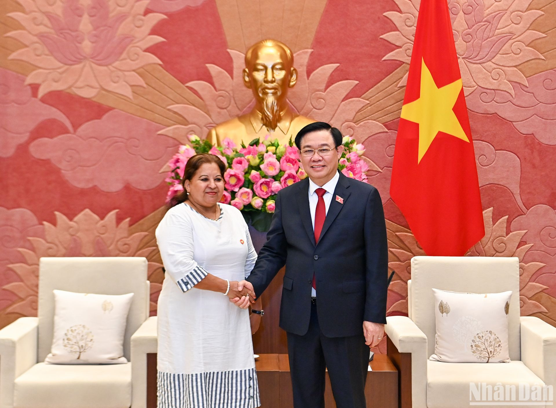 Chủ tịch Quốc hội Vương Đình Huệ chào mừng Tổng Thư ký Hội Liên hiệp Phụ nữ Cuba Teresa Amarelle Boué. Chủ tịch Quốc hội Vương Đình Huệ chào mừng Tổng Thư ký Hội Liên hiệp Phụ nữ Cuba Teresa Amarelle Boué.