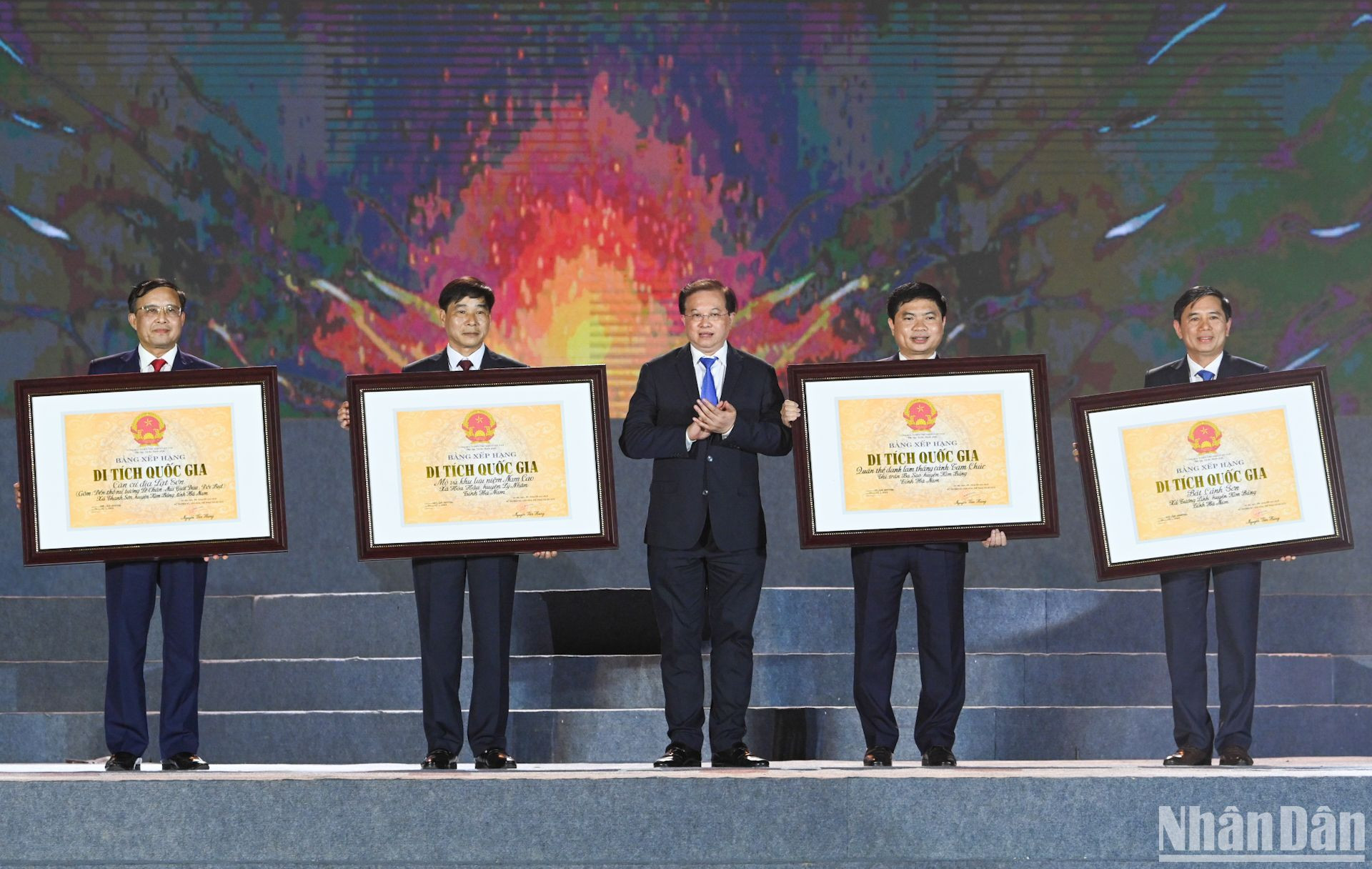 Thứ trưởng Văn hóa, Thể thao và Du lịch Tạ Quang Đông trao Quyết định công nhận 4 di tích văn hóa lịch sử, danh lam thắng cảnh của tỉnh Hà Nam là di tích cấp quốc gia. Thứ trưởng Văn hóa, Thể thao và Du lịch Tạ Quang Đông trao Quyết định công nhận 4 di tích văn hóa lịch sử, danh lam thắng cảnh của tỉnh Hà Nam là di tích cấp quốc gia.