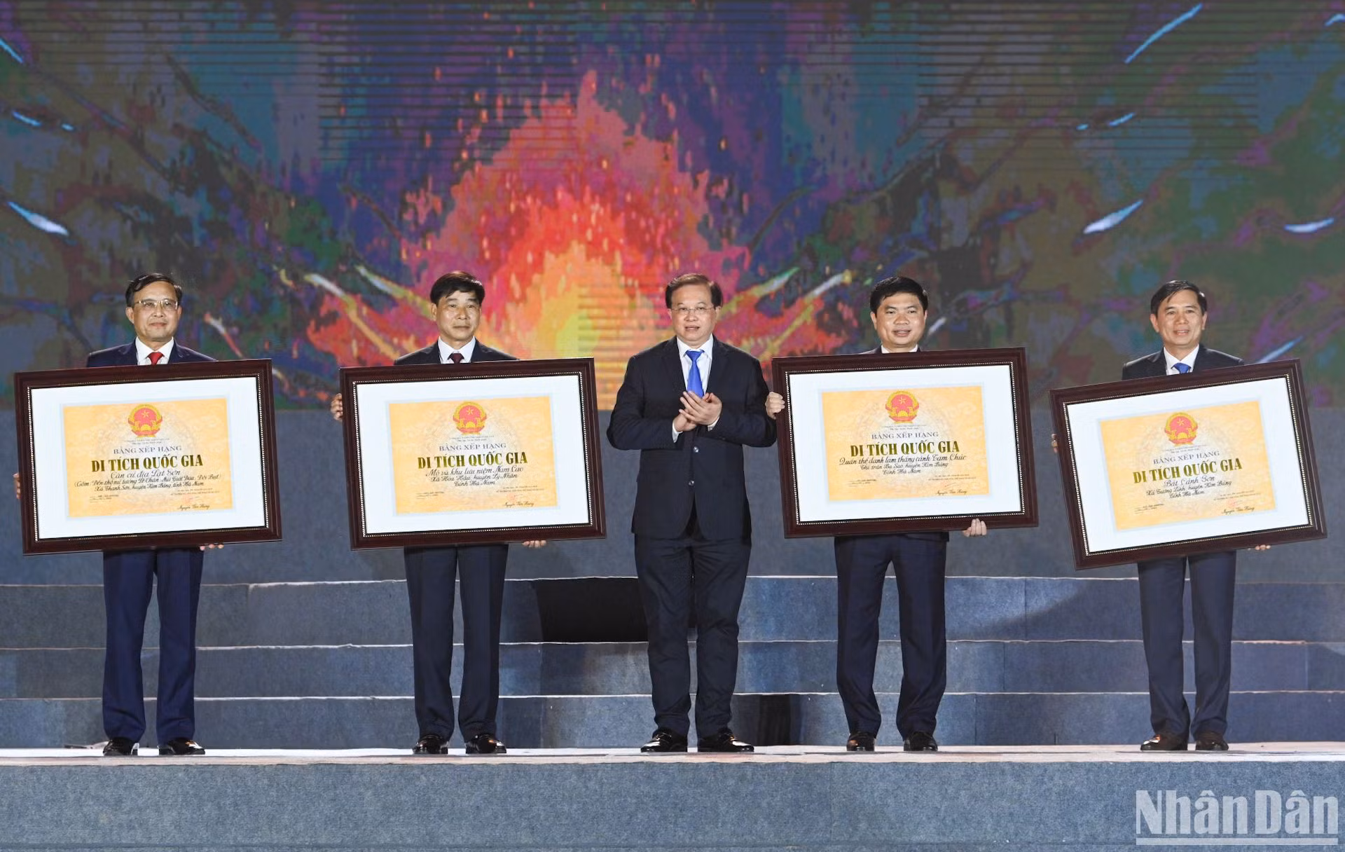 Thứ trưởng Văn hóa, Thể thao và Du lịch Tạ Quang Đông trao Quyết định công nhận 4 di tích văn hóa lịch sử, danh lam thắng cảnh của tỉnh Hà Nam là di tích cấp quốc gia.