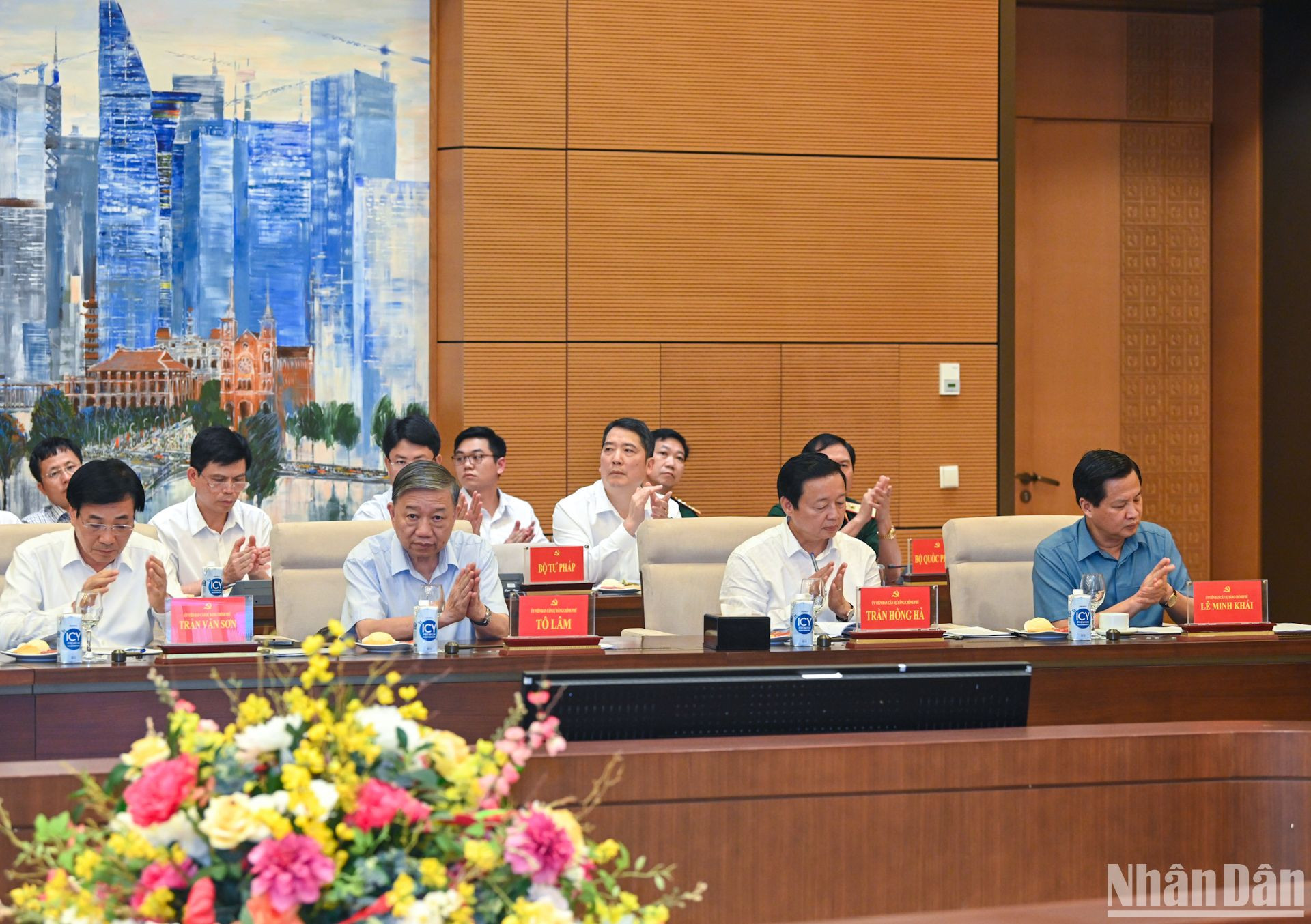 Các Phó Thủ tướng Chính phủ cùng các Ủy viên Ban Cán sự Đảng Chính phủ dự hội nghị.