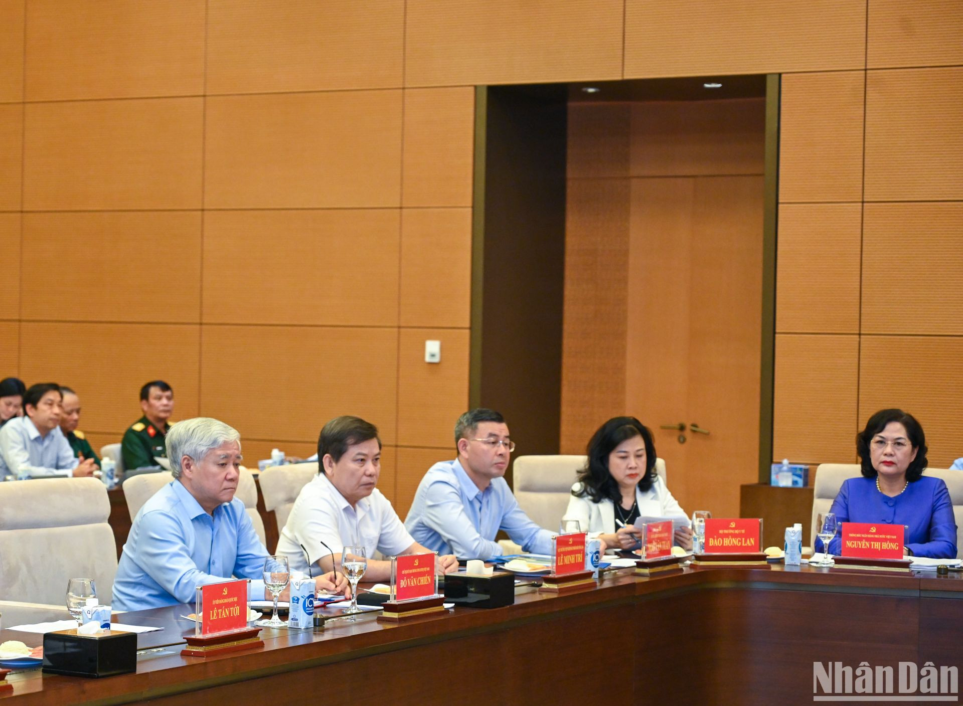 Chủ tịch Ủy ban Trung ương Mặt trận Tổ quốc Việt Nam Đỗ Văn Chiến và các đại biểu dự hội nghị.