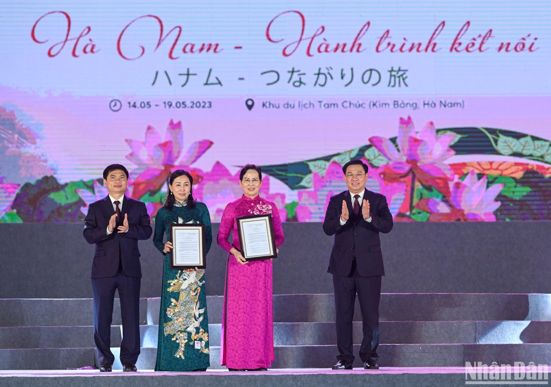 Chủ tịch Quốc hội Vương Đình Huệ trao Quyết định của Thủ tướng Chính phủ công nhận Trống đồng Tiên Nội I (Bảo tàng tỉnh Hà Nam) và Bia chùa Giàu (xã Đinh Xá, thành phố Phủ Lý) là Bảo vật Quốc gia. Chủ tịch Quốc hội Vương Đình Huệ trao Quyết định của Thủ tướng Chính phủ công nhận Trống đồng Tiên Nội I (Bảo tàng tỉnh Hà Nam) và Bia chùa Giàu (xã Đinh Xá, thành phố Phủ Lý) là Bảo vật Quốc gia.