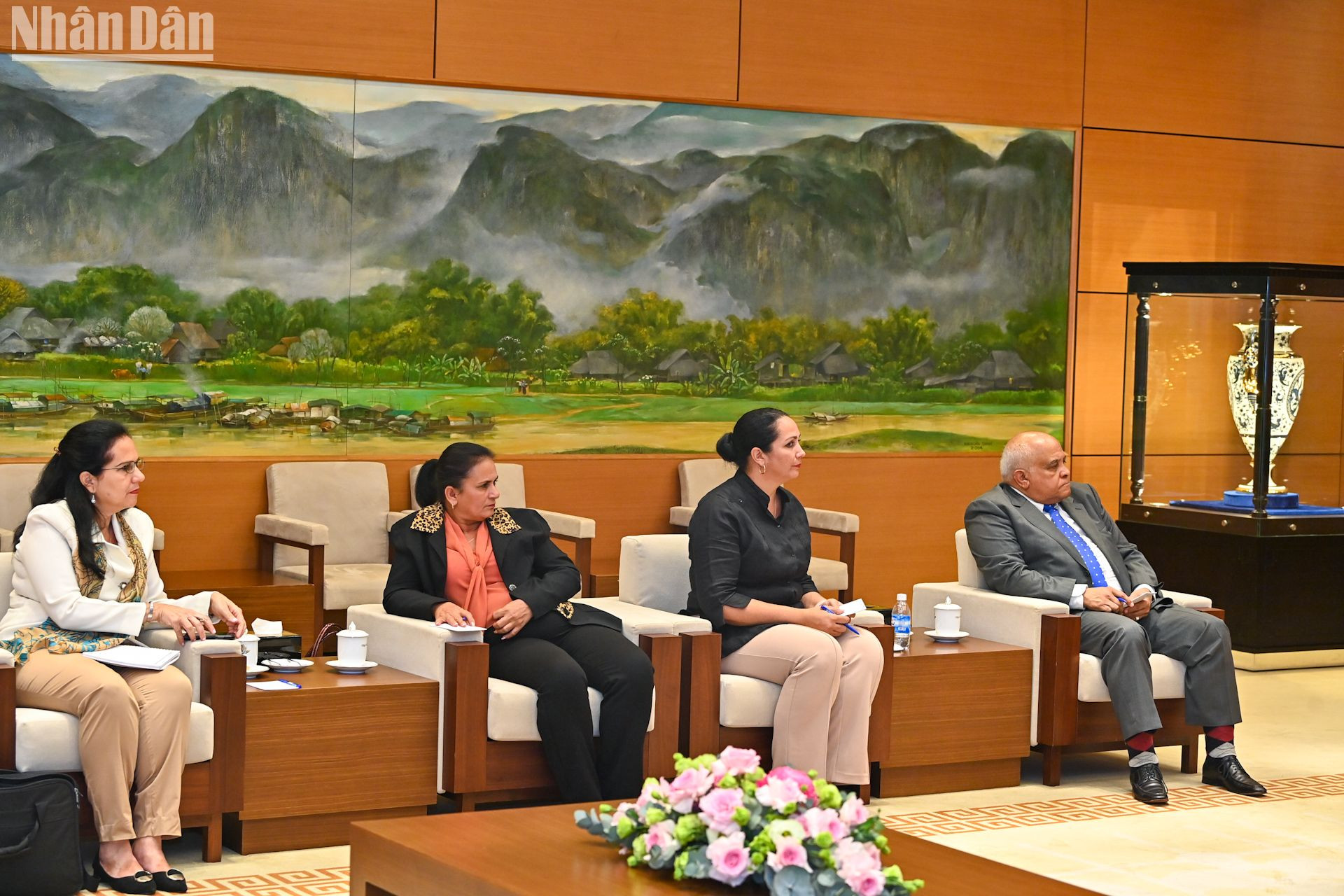 Đại sứ Cuba tại Việt Nam và các thành viên đoàn đại biểu Hội Liên hiệp Phụ nữ Cuba dự buổi tiếp. Đại sứ Cuba tại Việt Nam và các thành viên đoàn đại biểu Hội Liên hiệp Phụ nữ Cuba dự buổi tiếp.